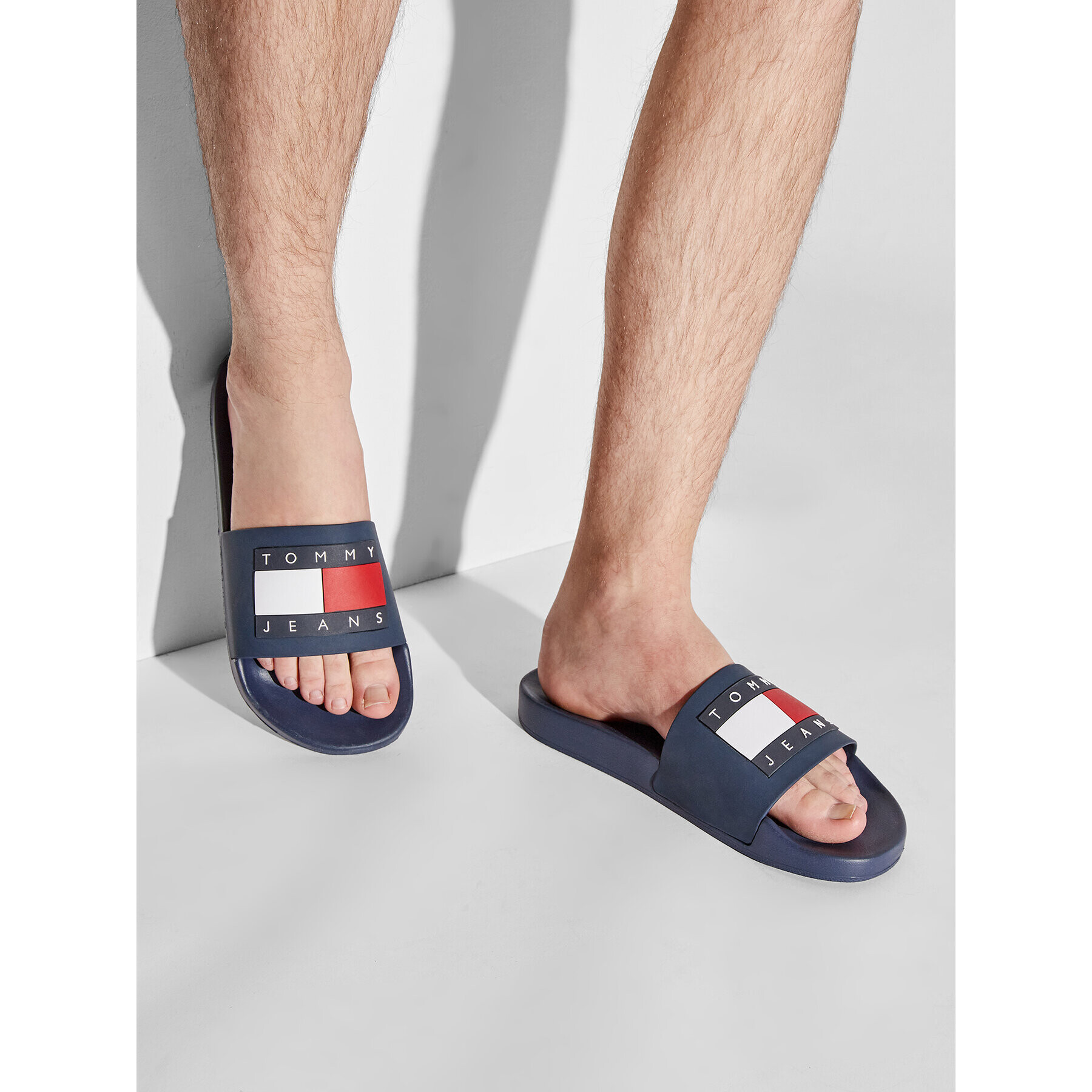 Tommy Jeans Natikači Mens Flag Pool Slide EM0EM01021 Mornarsko modra - Pepit.si