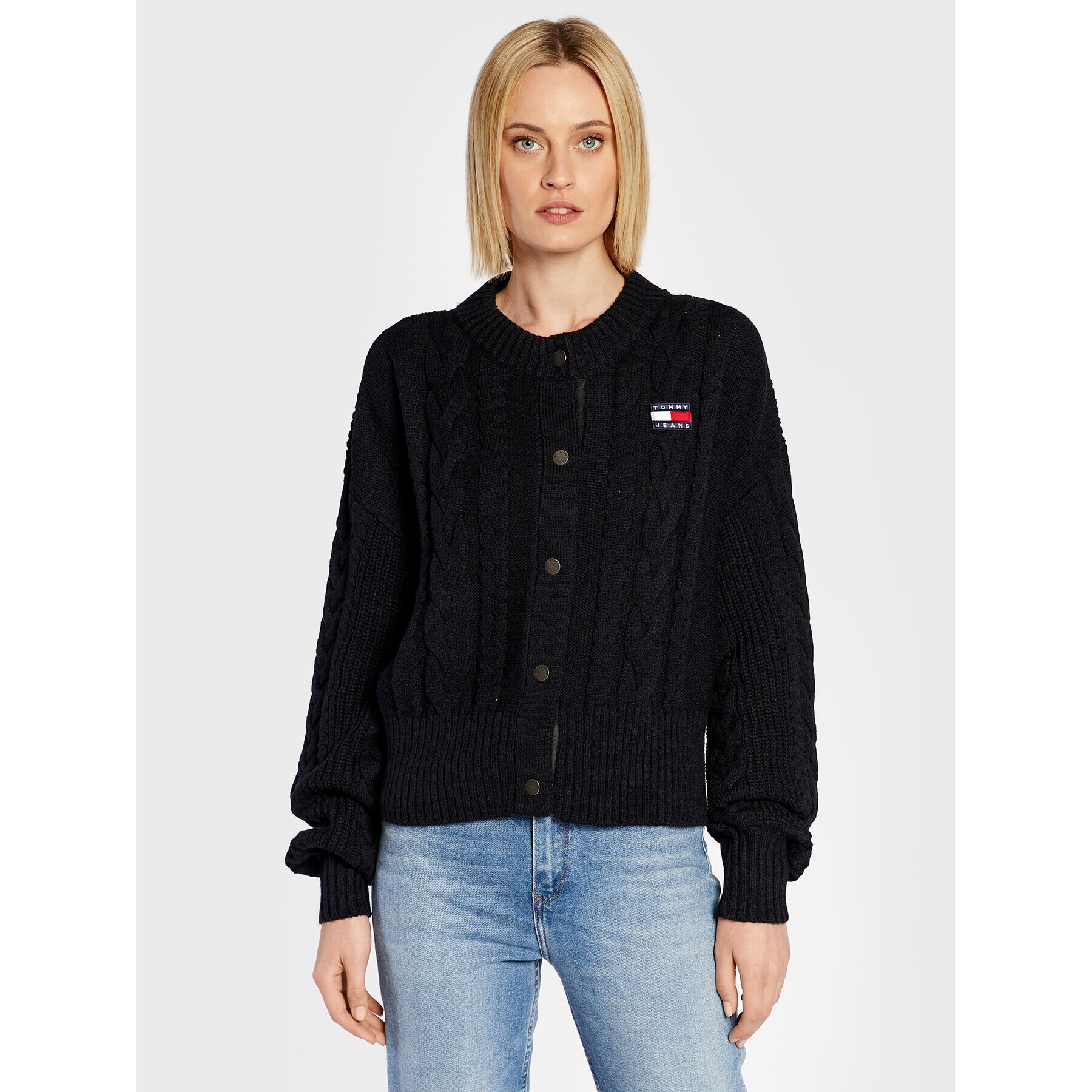 Tommy Jeans Pletena jopica Badge Cable DW0DW14263 Črna Oversize - Pepit.si