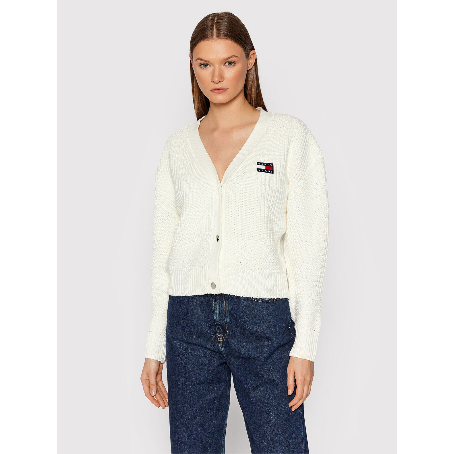 Tommy Jeans Pletena jopica Tjw Bxy Badge DW0DW10997 Bela Relaxed Fit - Pepit.si