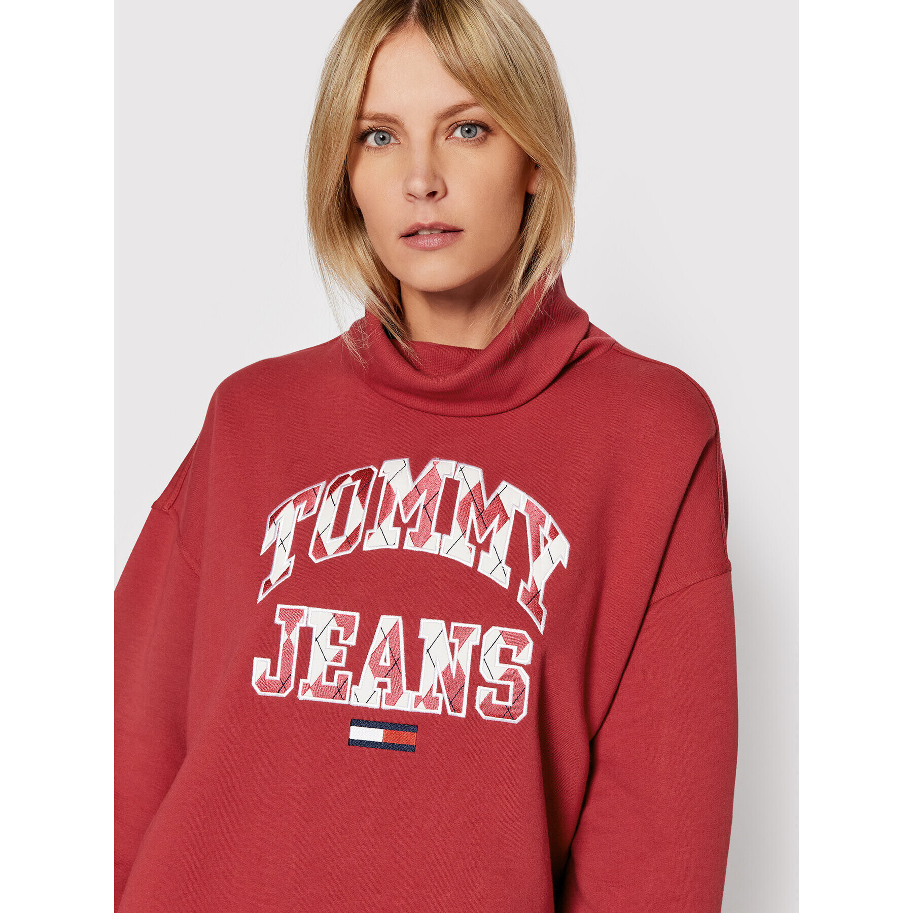 Tommy Jeans Pletena obleka College Argyle DW0DW11871 Bordo rdeča Relaxed Fit - Pepit.si