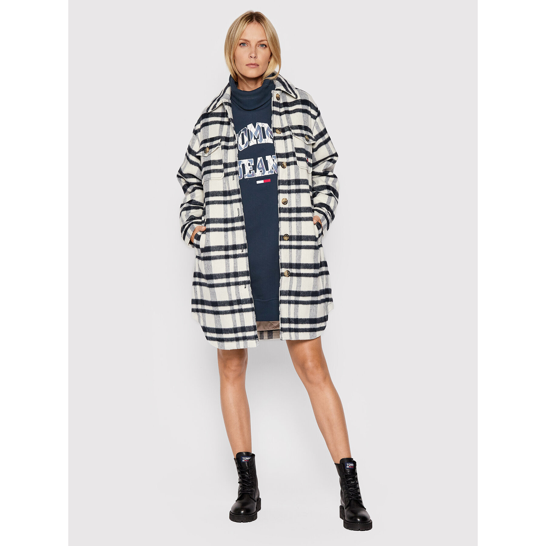 Tommy Jeans Pletena obleka College Argyle DW0DW11871 Mornarsko modra Relaxed Fit - Pepit.si