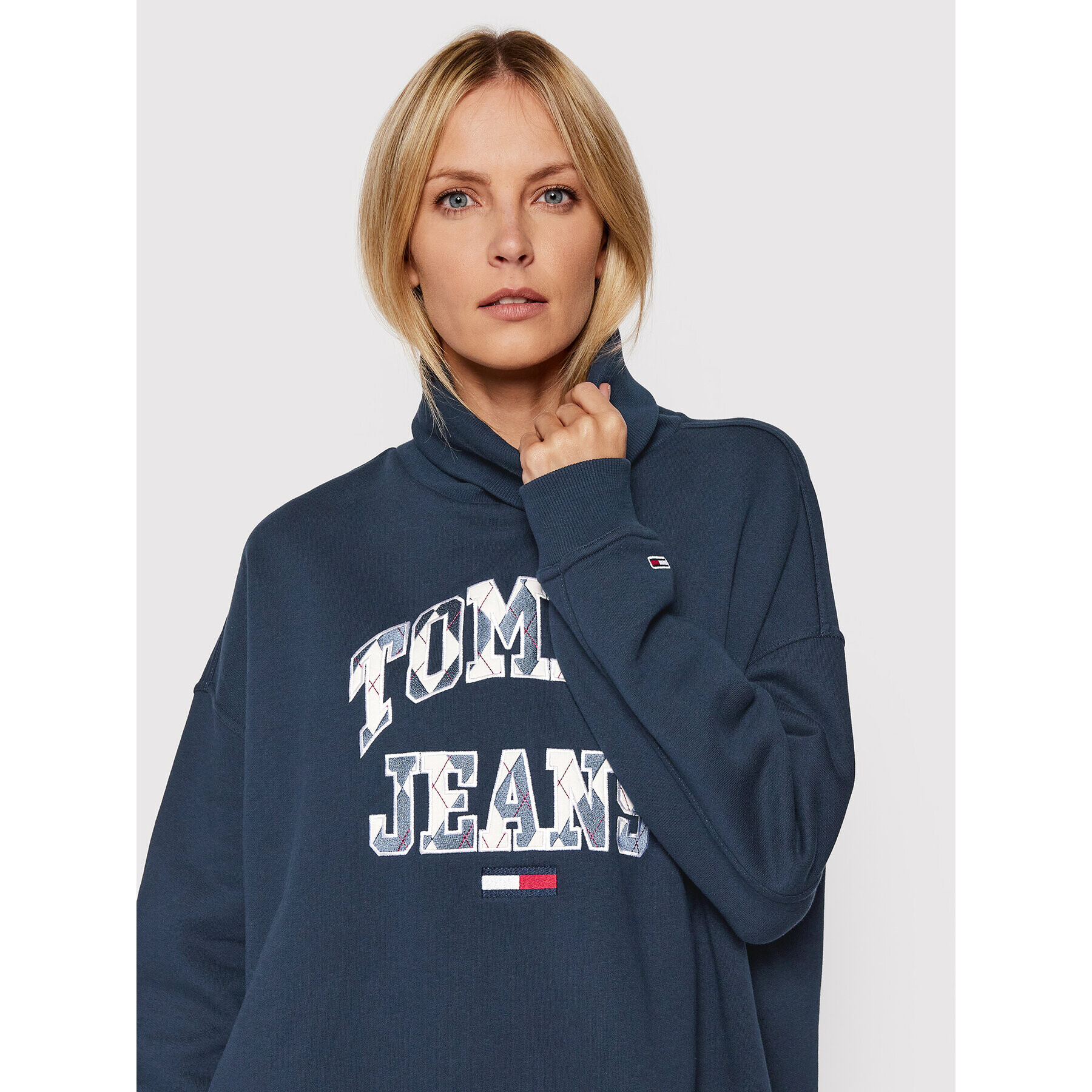 Tommy Jeans Pletena obleka College Argyle DW0DW11871 Mornarsko modra Relaxed Fit - Pepit.si