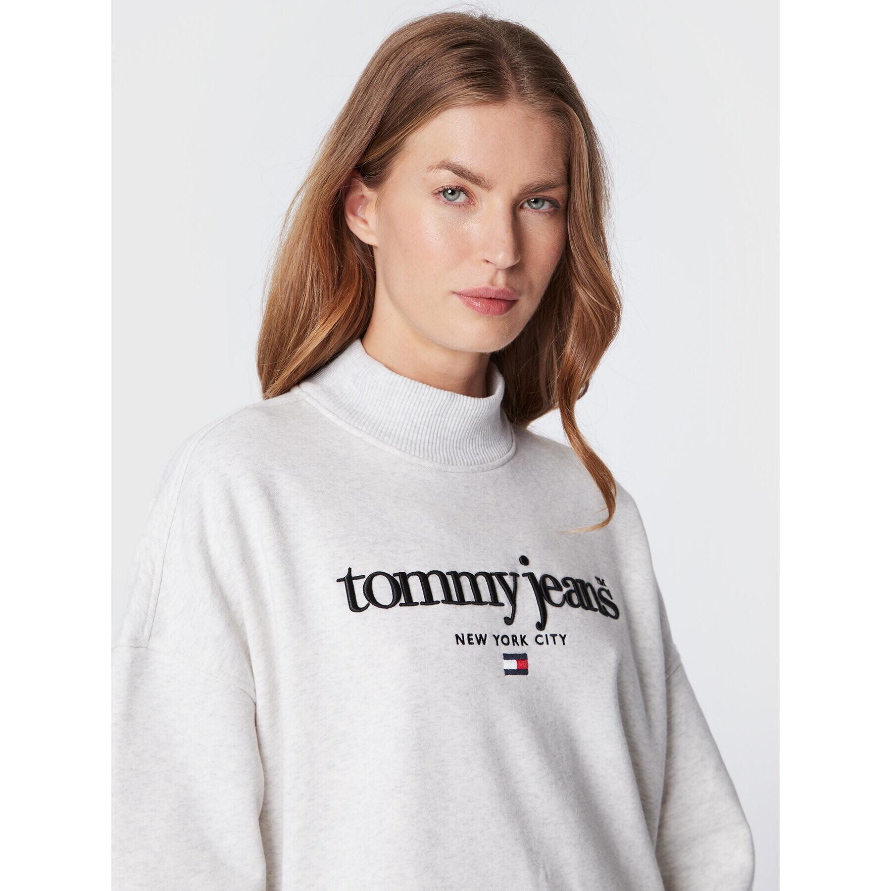 Tommy Jeans Pletena obleka Lower Case DW0DW14387 Siva Regular Fit - Pepit.si