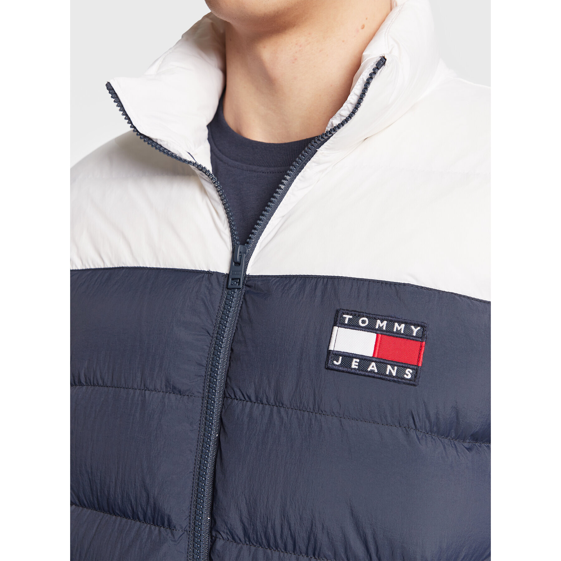 Tommy Jeans Puhovka Colorblock DM0DM15387 Mornarsko modra Regular Fit - Pepit.si