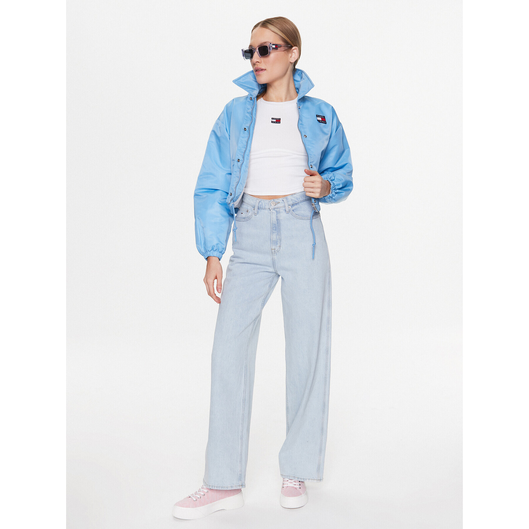 Tommy Jeans Puhovka Cropped Coach DW0DW15334 Modra Cropped Fit - Pepit.si