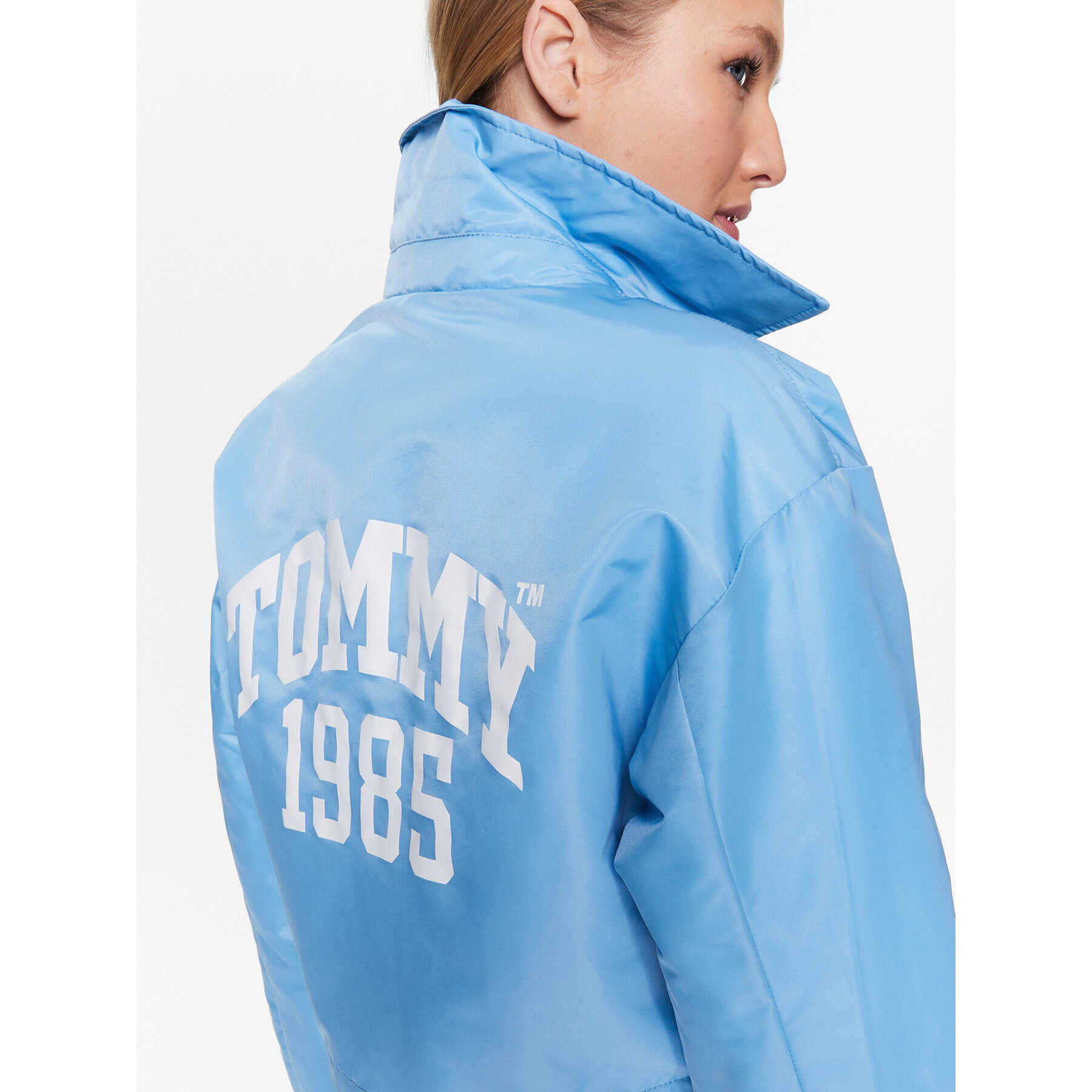 Tommy Jeans Puhovka Cropped Coach DW0DW15334 Modra Cropped Fit - Pepit.si