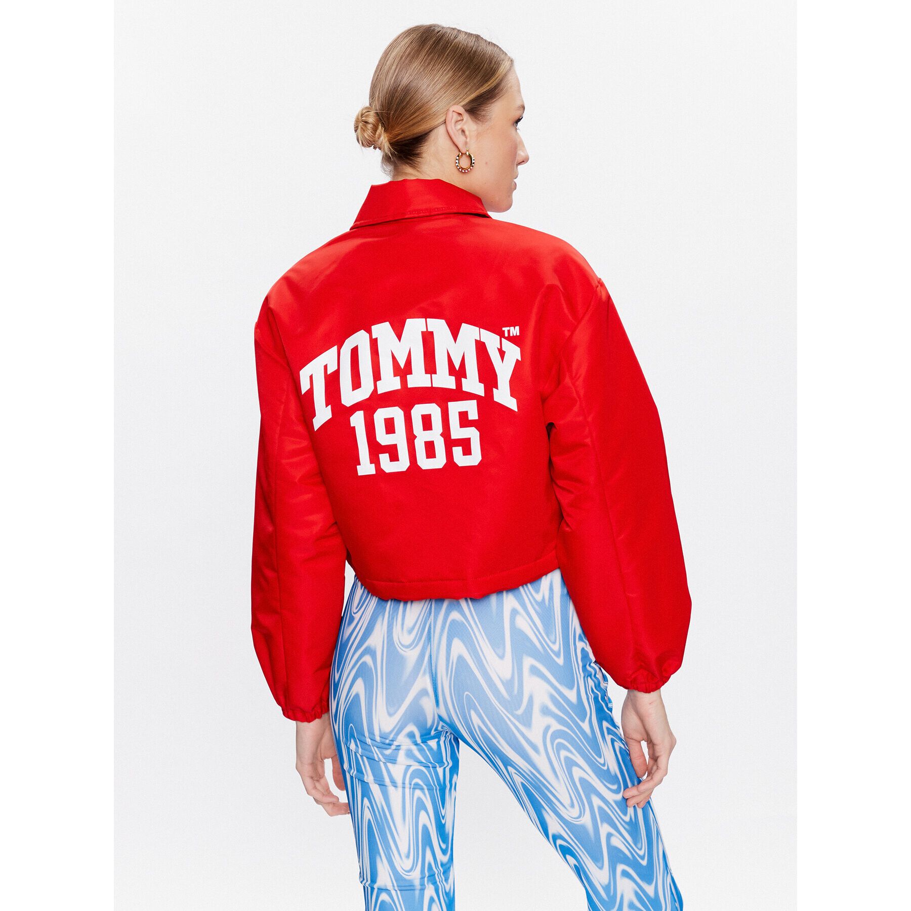 Tommy Jeans Puhovka Cropped Coach DW0DW15334 Rdeča Cropped Fit - Pepit.si