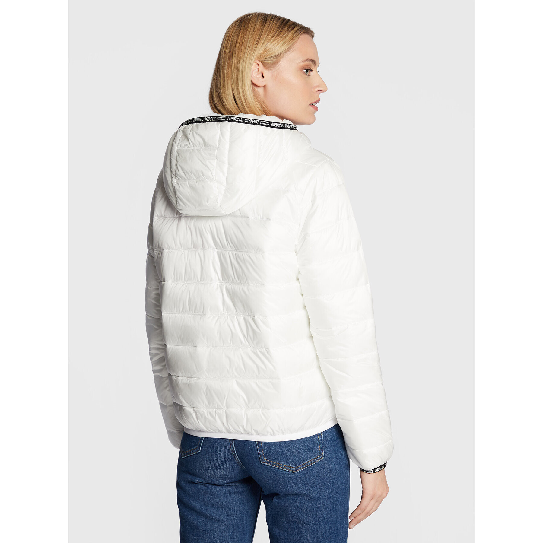 Tommy Jeans Puhovka Quilted Tape DW0DW09350 Bela Relaxed Fit - Pepit.si