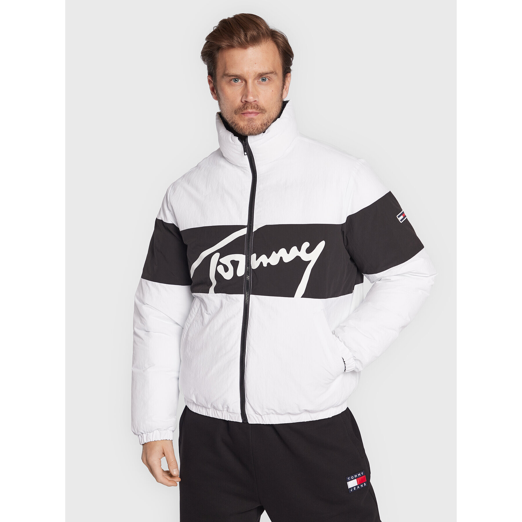 Tommy Jeans Puhovka Reversible Signature DM0DM14393 Bela Relaxed Fit - Pepit.si