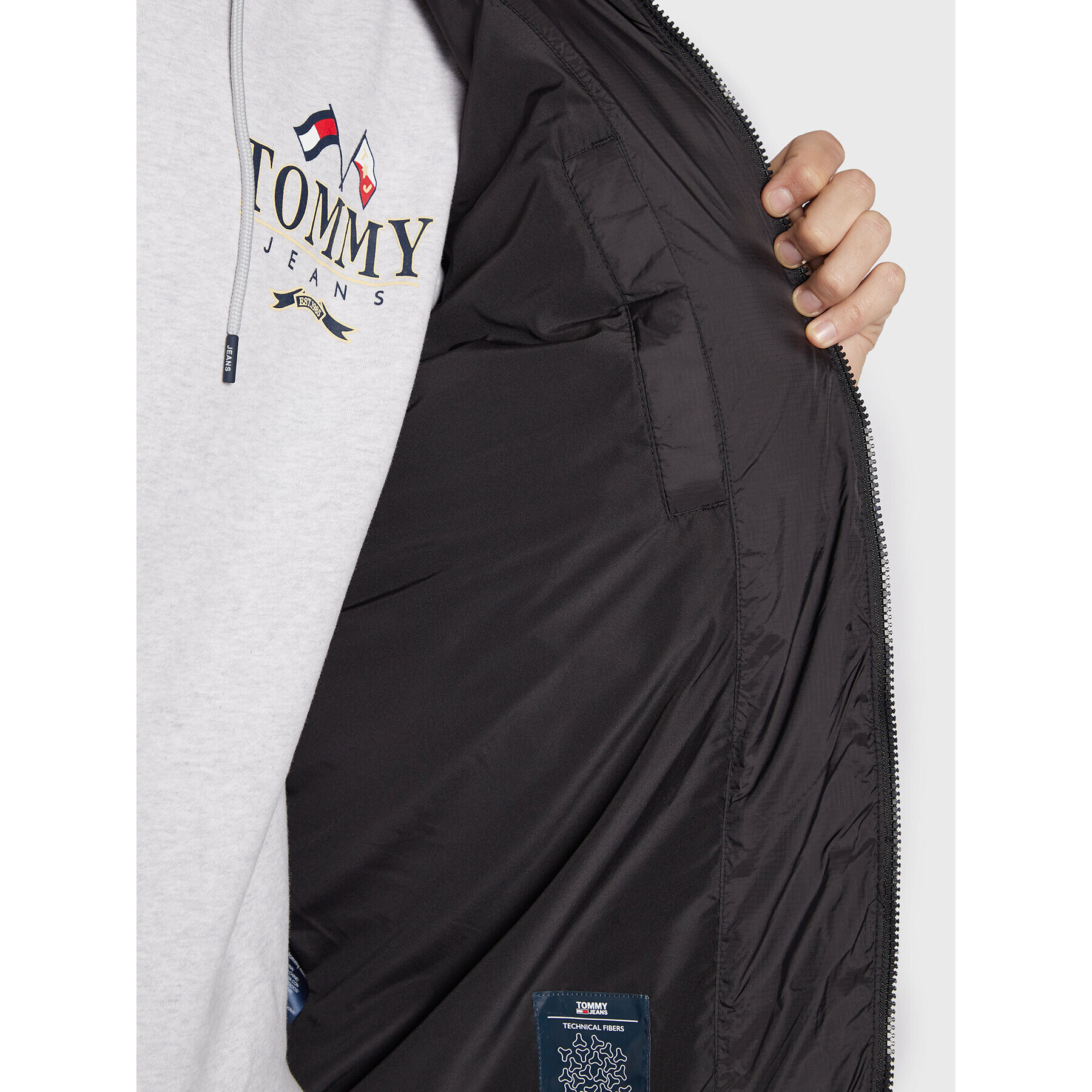 Tommy Jeans Puhovka Signature DM0DM15446 Črna Regular Fit - Pepit.si