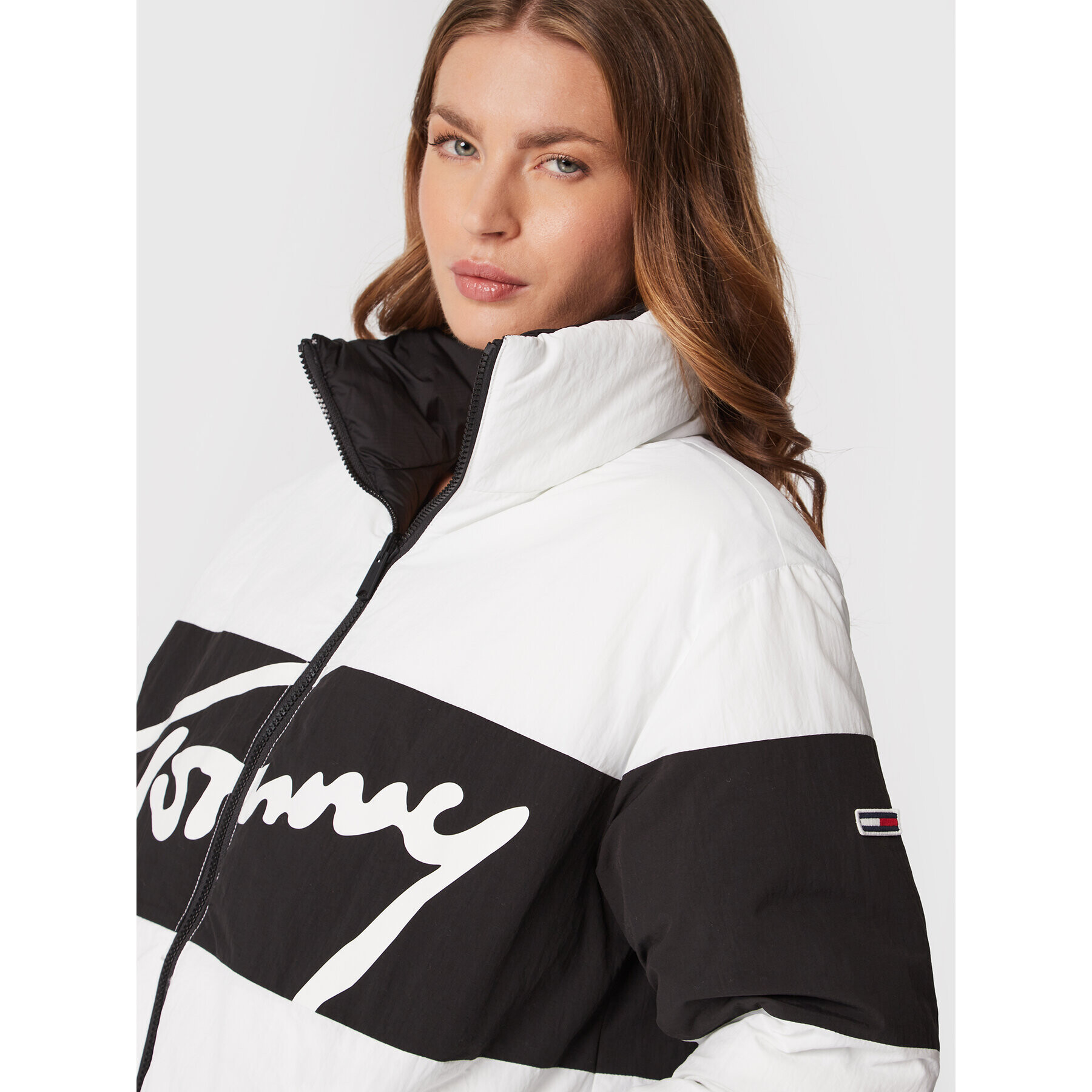 Tommy Jeans Puhovka Signature DW0DW14308 Bela Oversize - Pepit.si