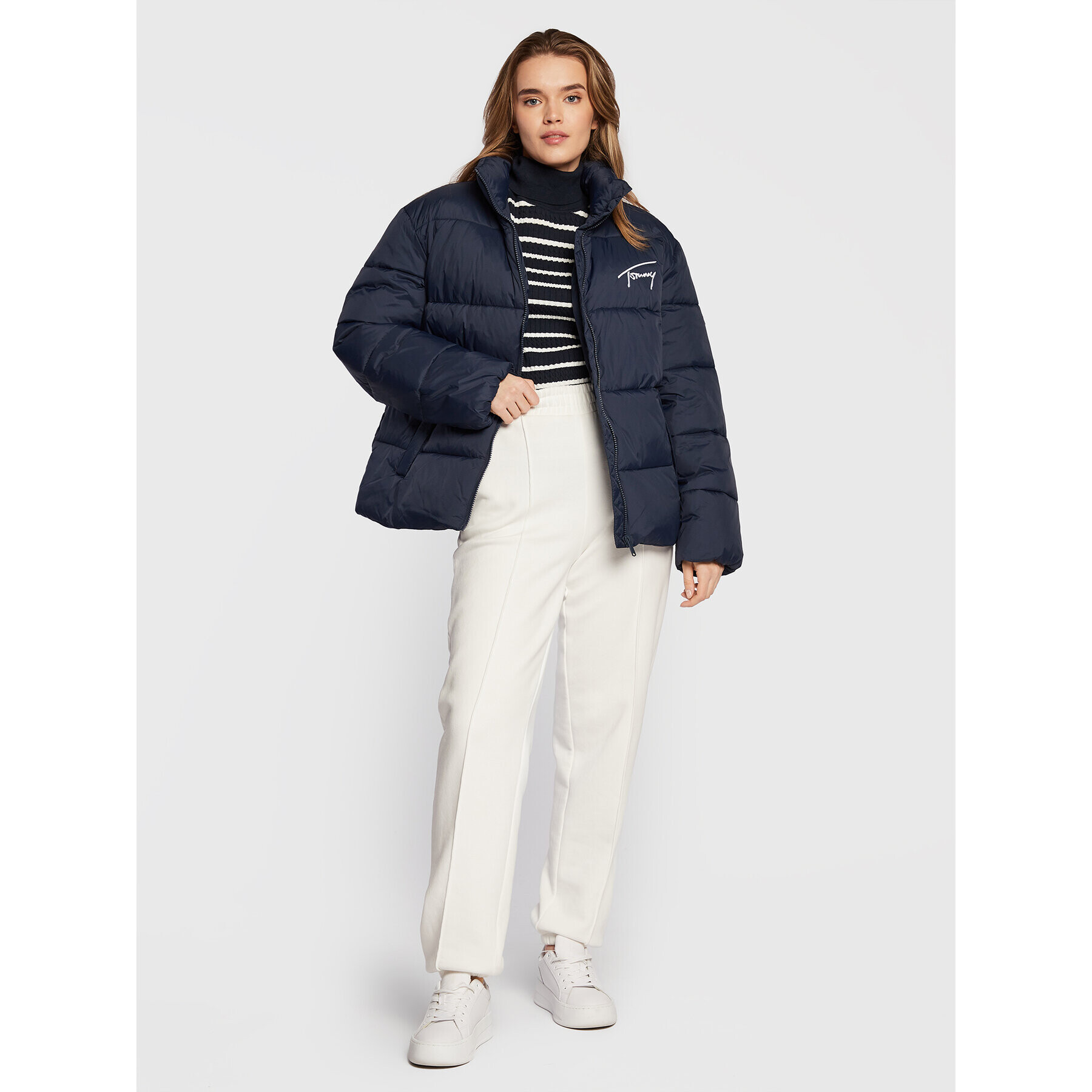 Tommy Jeans Puhovka Signature Modern DW0DW14660 Mornarsko modra Relaxed Fit - Pepit.si