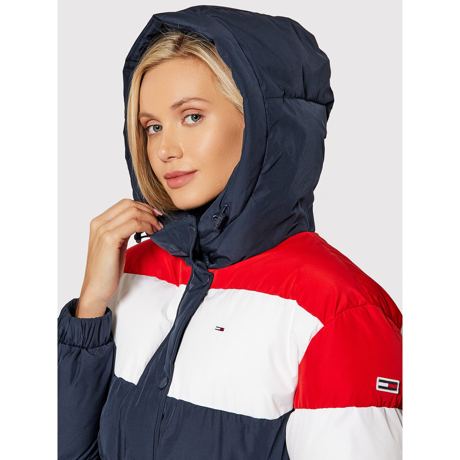 Tommy Jeans Puhovka Tjw Belsted Colorblock DW0DW11097 Mornarsko modra Regular Fit - Pepit.si