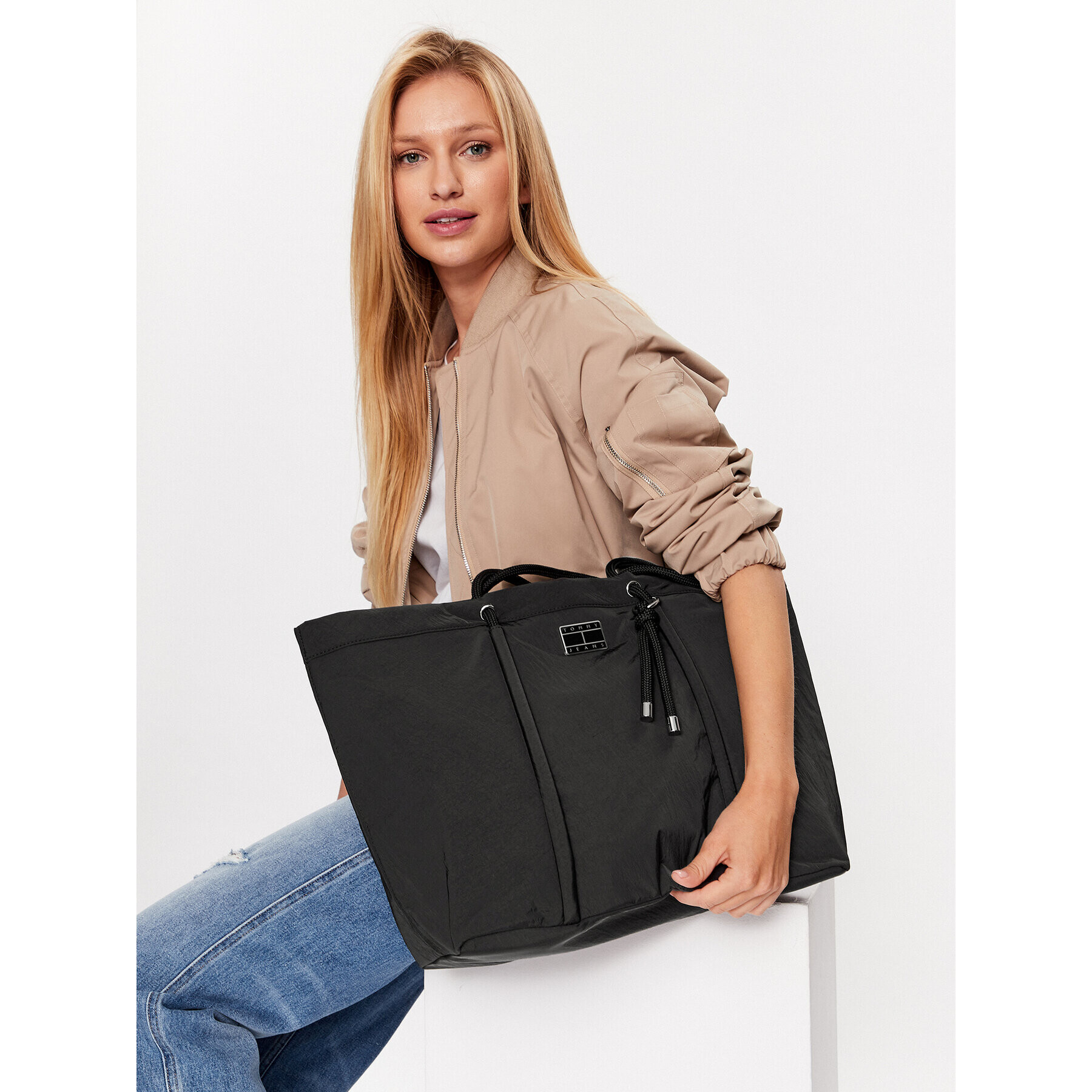 Tommy Jeans Ročna torba Tjw Beach Summer Tote AW0AW14583 Črna - Pepit.si