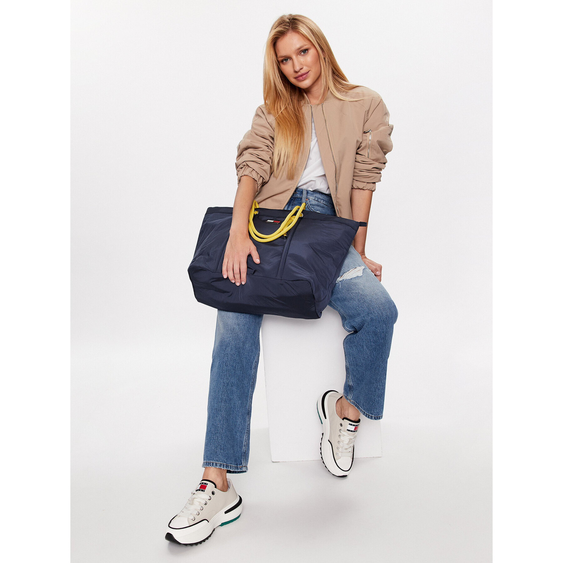 Tommy Jeans Ročna torba Tjw Beach Summer Tote AW0AW14583 Mornarsko modra - Pepit.si