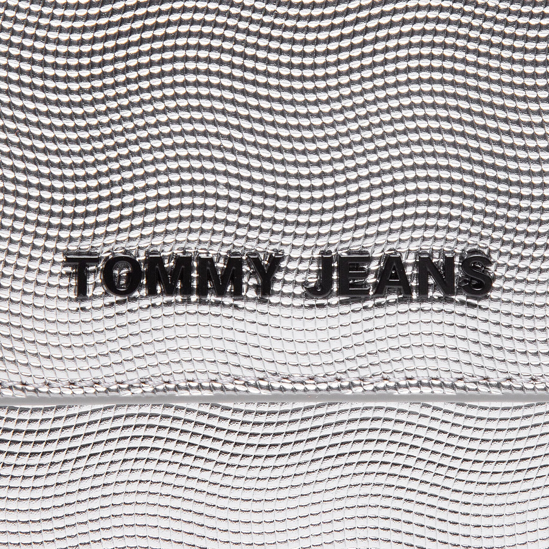 Tommy Jeans Ročna torba Tjw Femme Puflsp Crossover Mtl AW0AW09858 Srebrna - Pepit.si