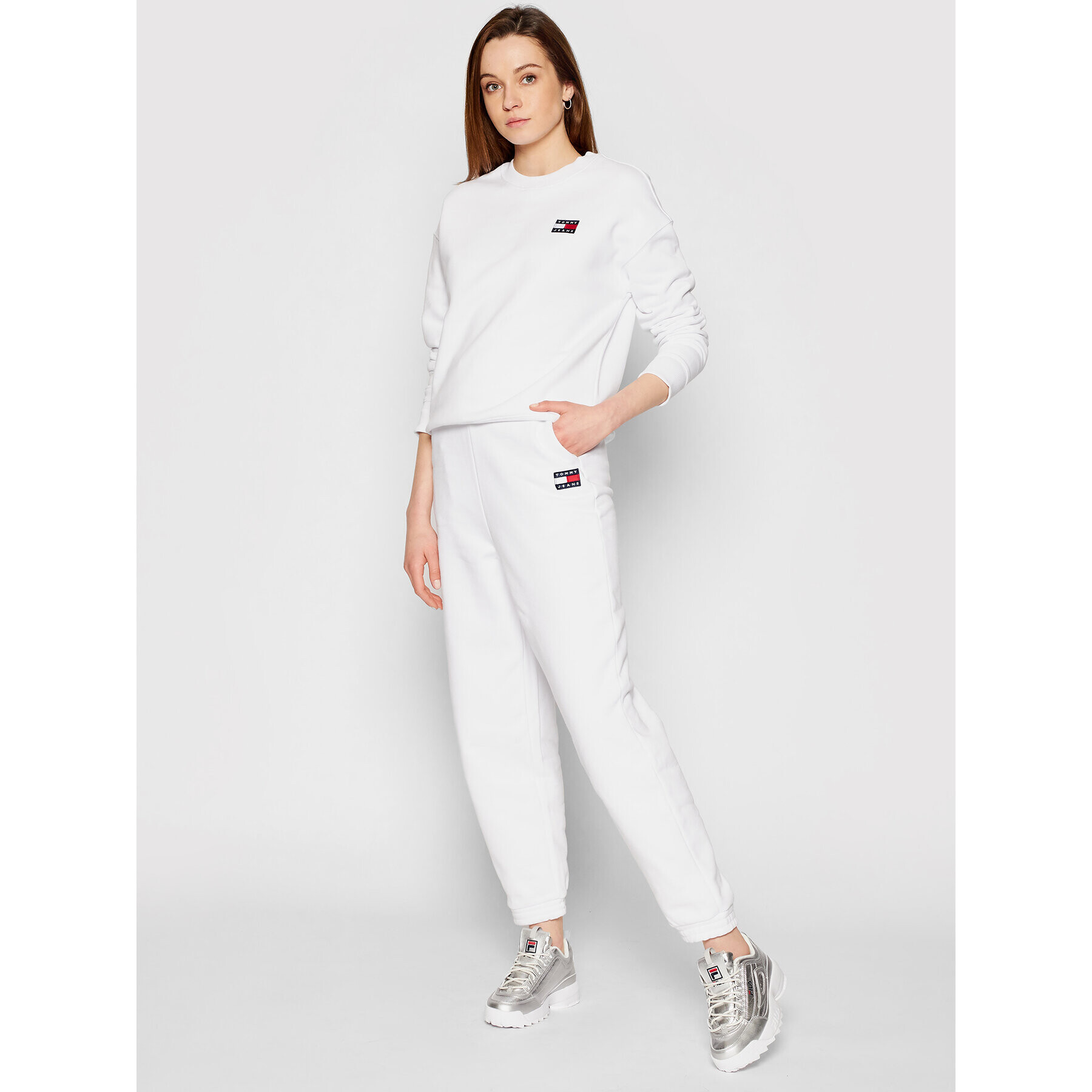 Tommy Jeans Spodnji del trenirke Tjw Hrs Badge DW0DW09740 Bela Relaxed Fit - Pepit.si