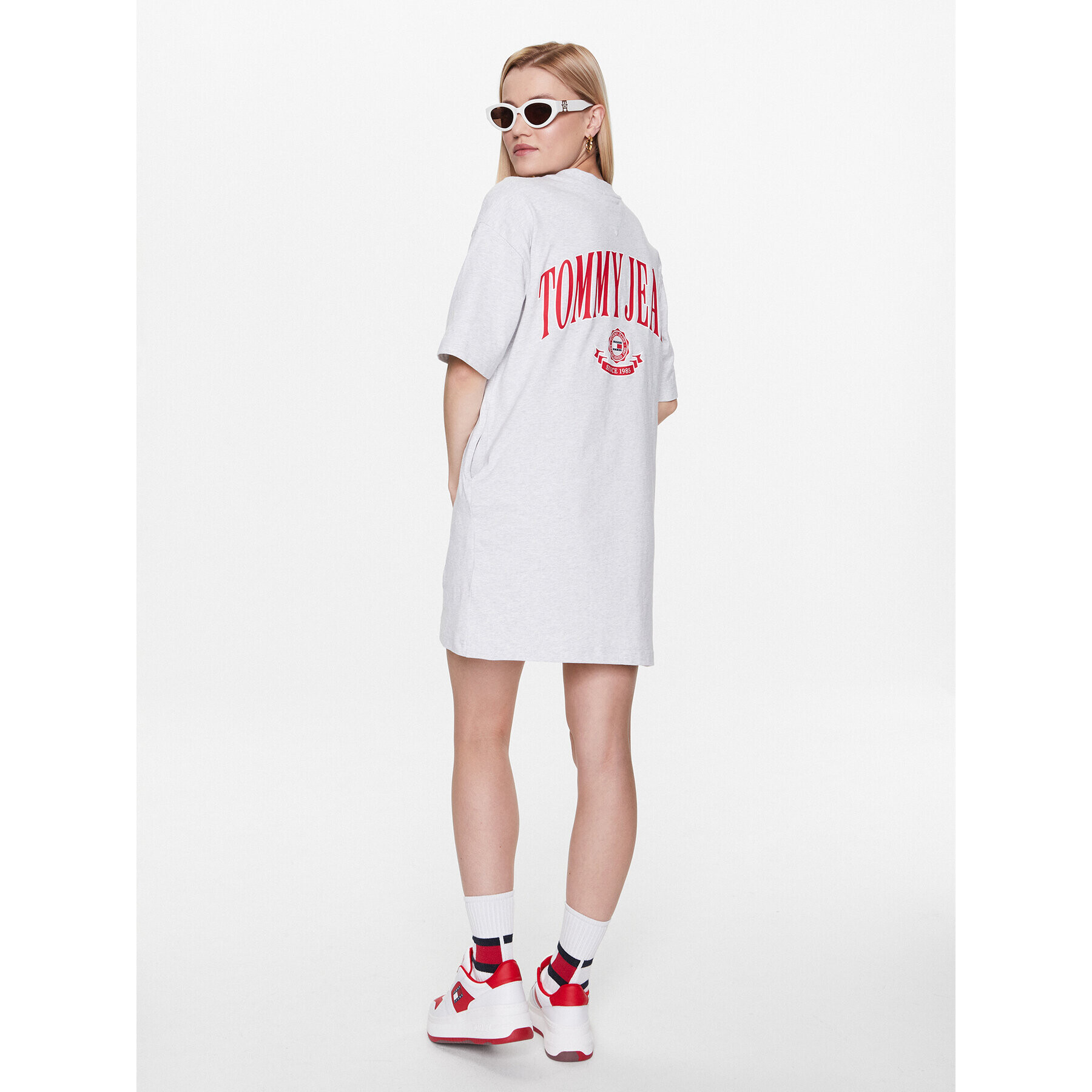 Tommy Jeans Vsakodnevna obleka Tjw Ova Varisity Prep Tee Dress DW0DW15570 Siva Relaxed Fit - Pepit.si