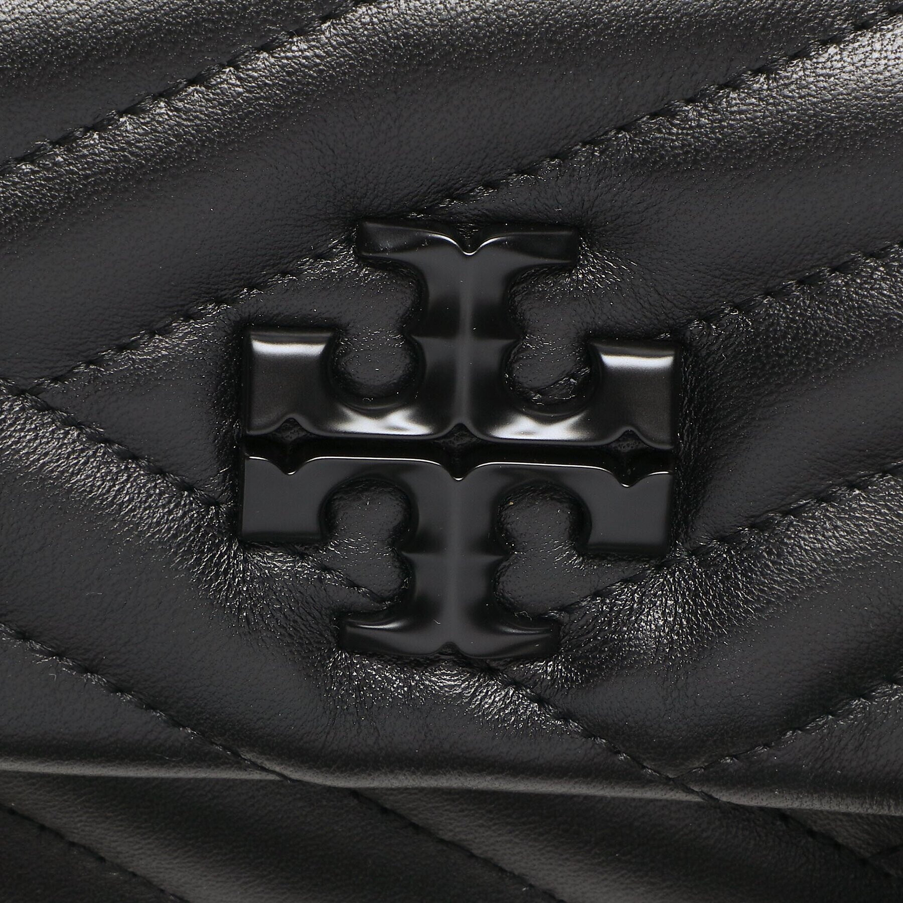 Tory Burch Ročna torba Kira Chevron Powder 90457 Črna - Pepit.si