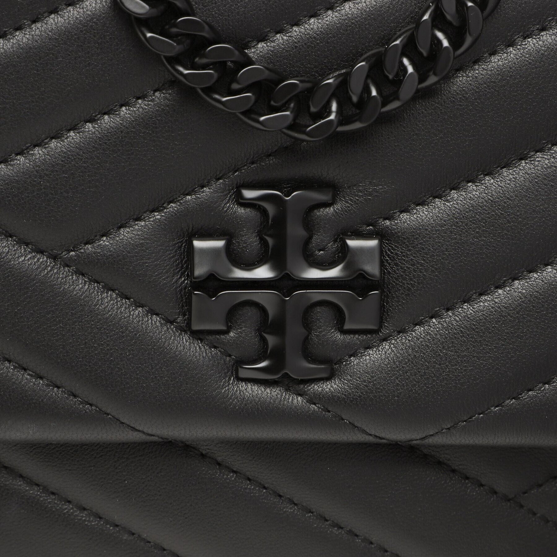 Tory Burch Ročna torba Kira Chevron Powder 90856 Črna - Pepit.si