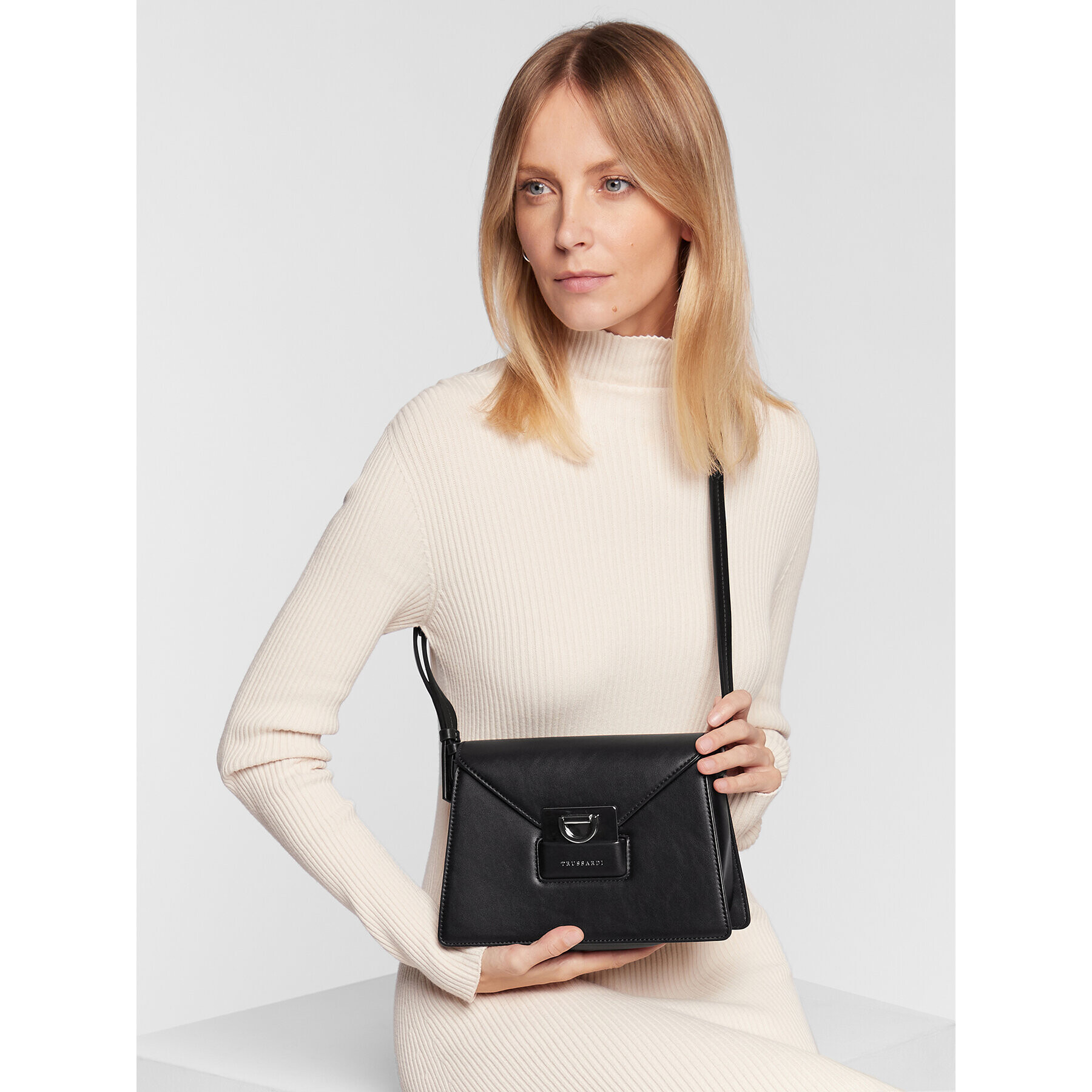 Trussardi Ročna torba Ivy Crossbody Sm 75B01370 Črna - Pepit.si