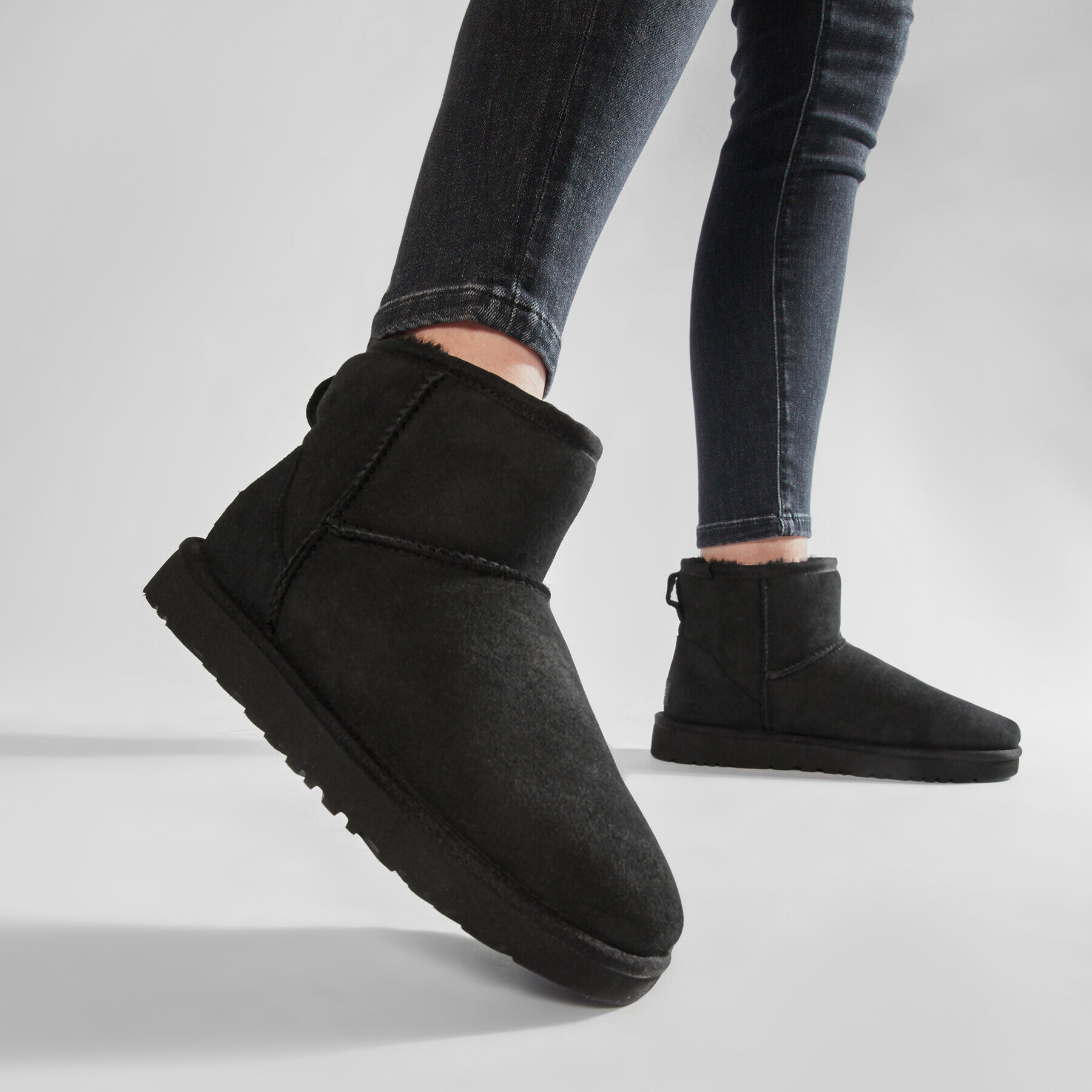 Ugg Čevlji W Classic Mini II 1016222 Črna - Pepit.si