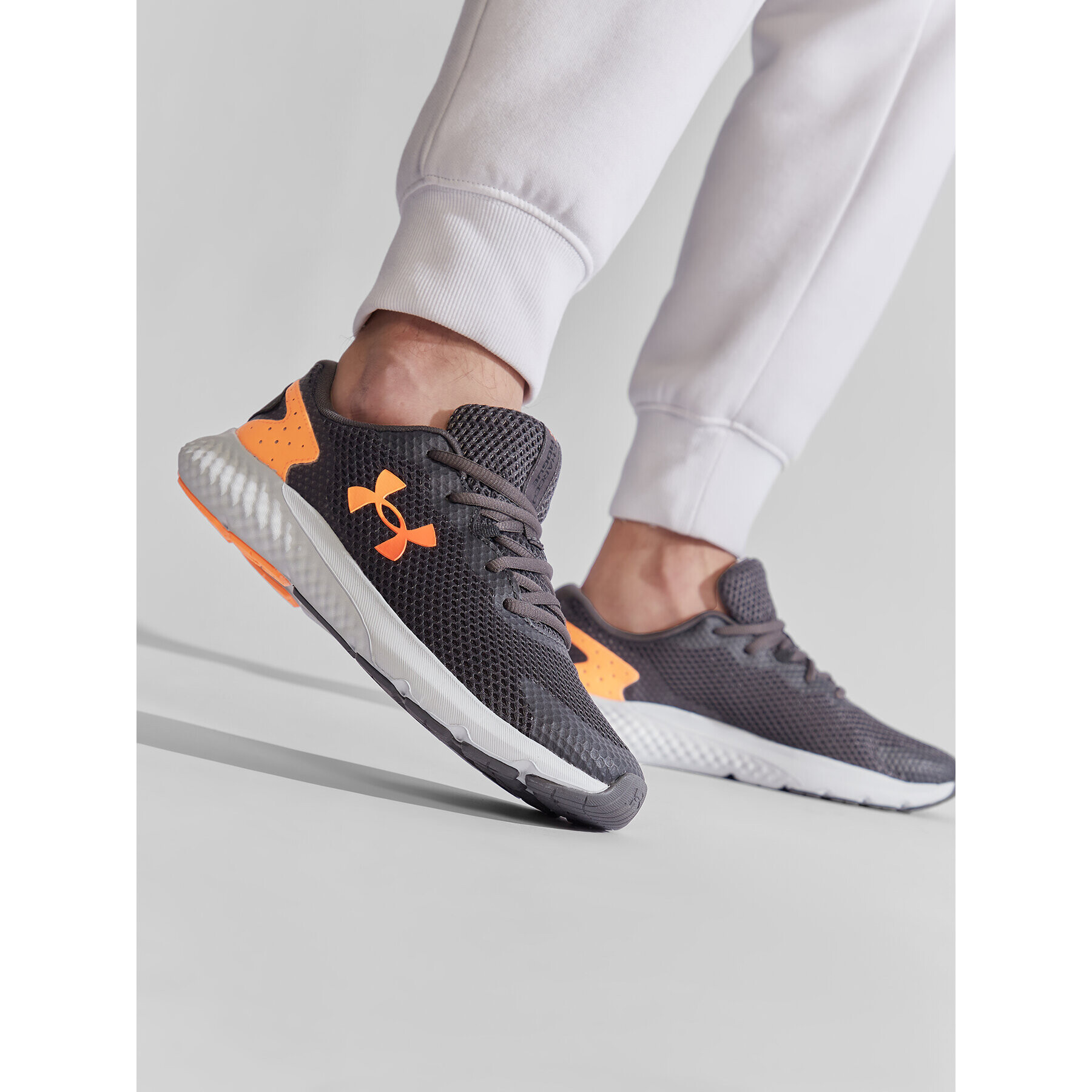 Under Armour Čevlji Ua Charged Rogue 3 3024877-100 Siva - Pepit.si