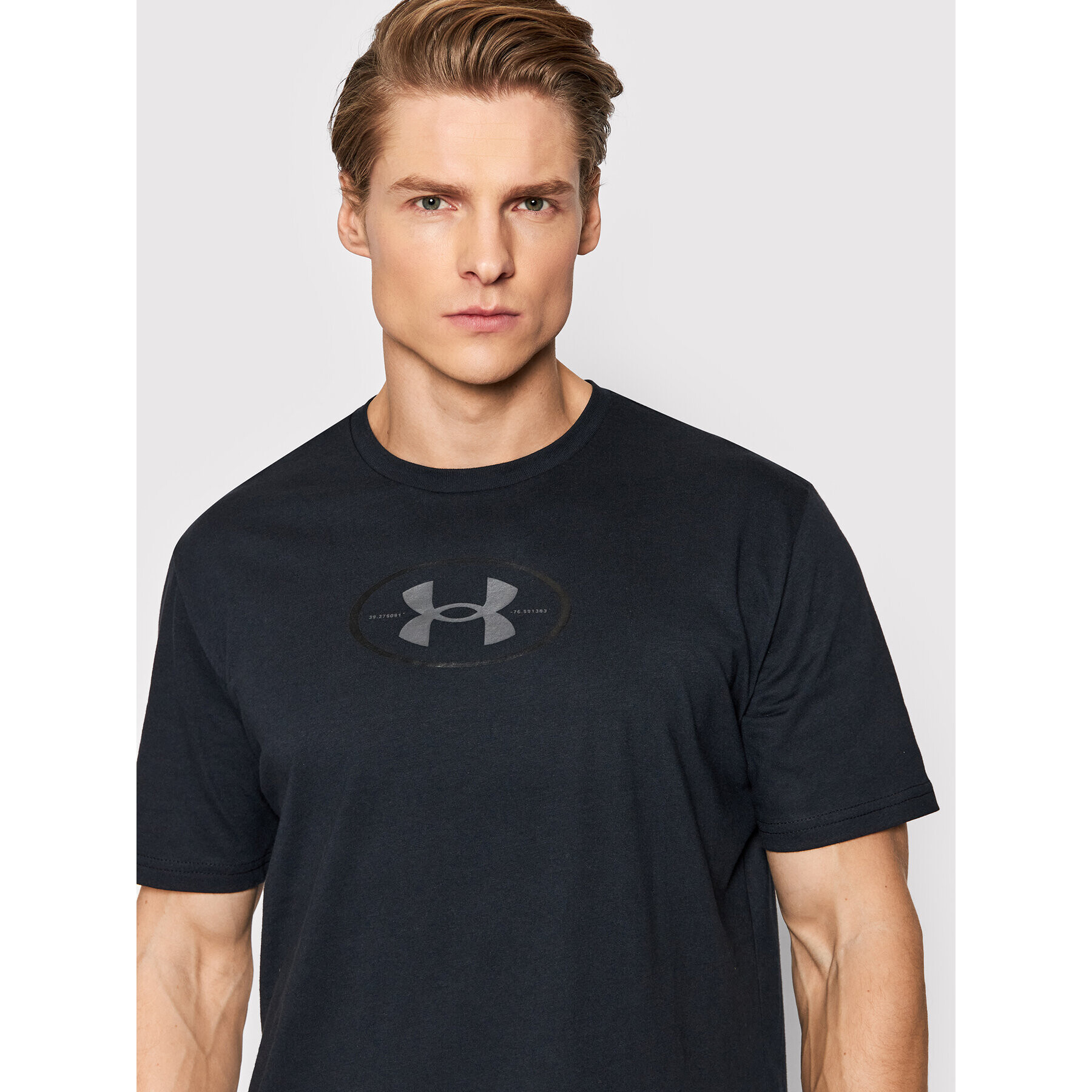 Under Armour Majica Repeat 1371264 Črna Relaxed Fit - Pepit.si