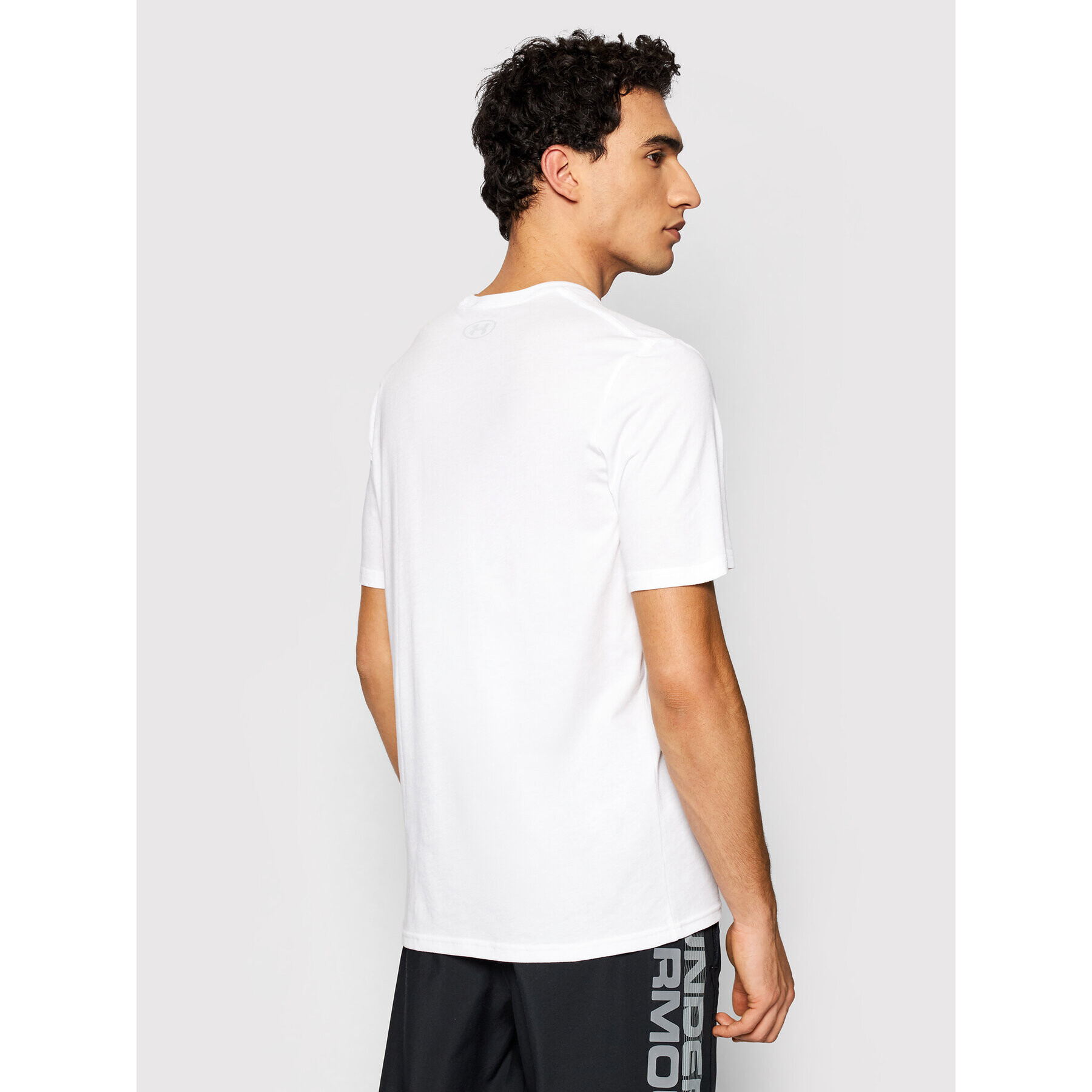 Under Armour Majica Ua Sportstyle Logo 1329590 Bela Loose Fit - Pepit.si