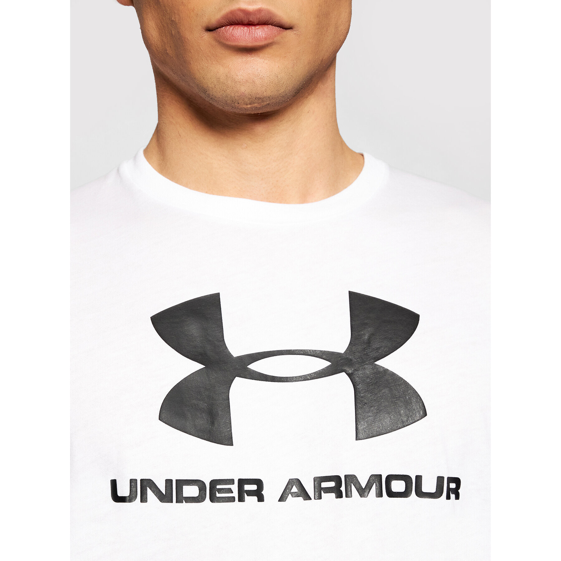 Under Armour Majica Ua Sportstyle Logo 1329590 Bela Loose Fit - Pepit.si