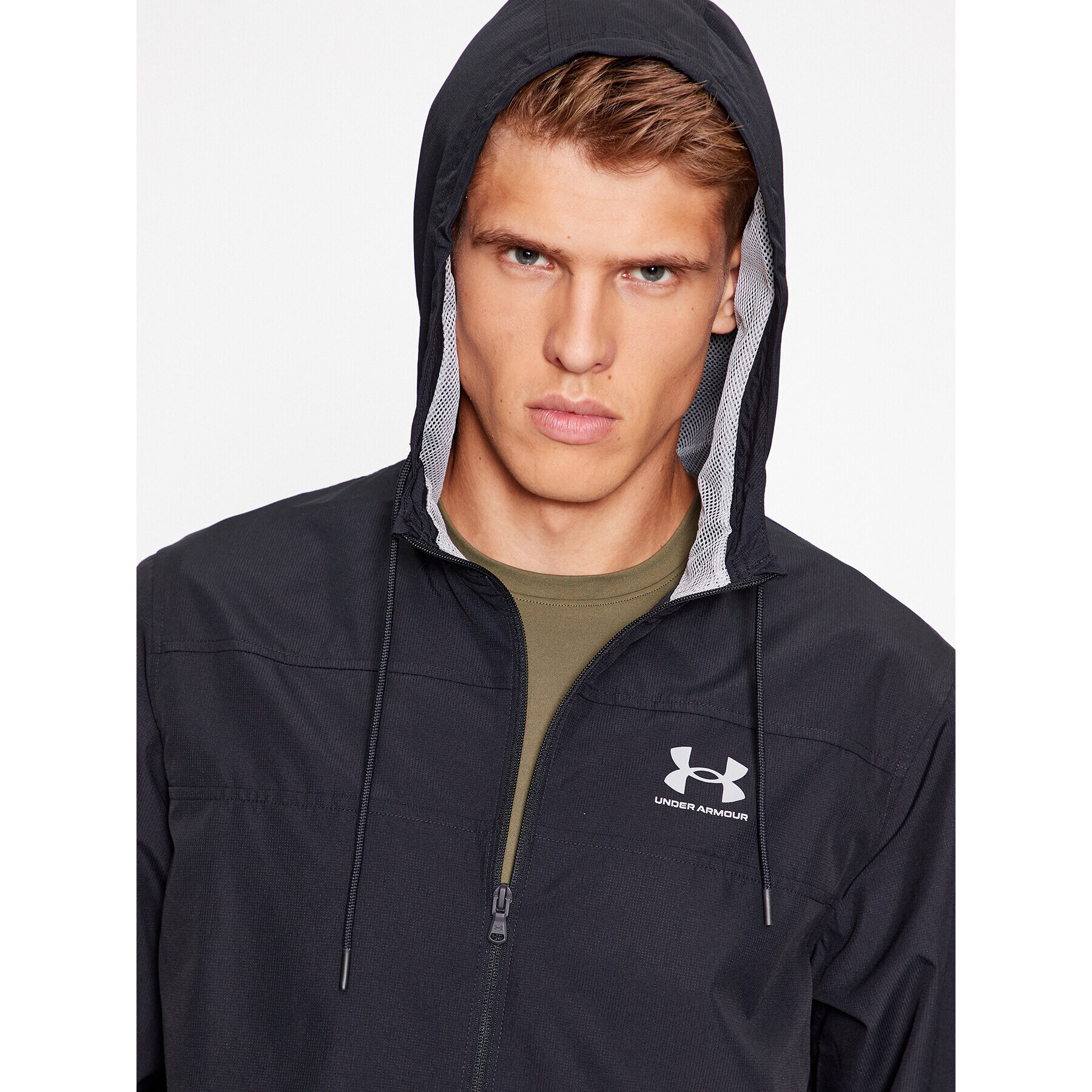 Under Armour Prehodna jakna Ua Sportstyle Windbreaker 1361621 Črna Loose Fit - Pepit.si