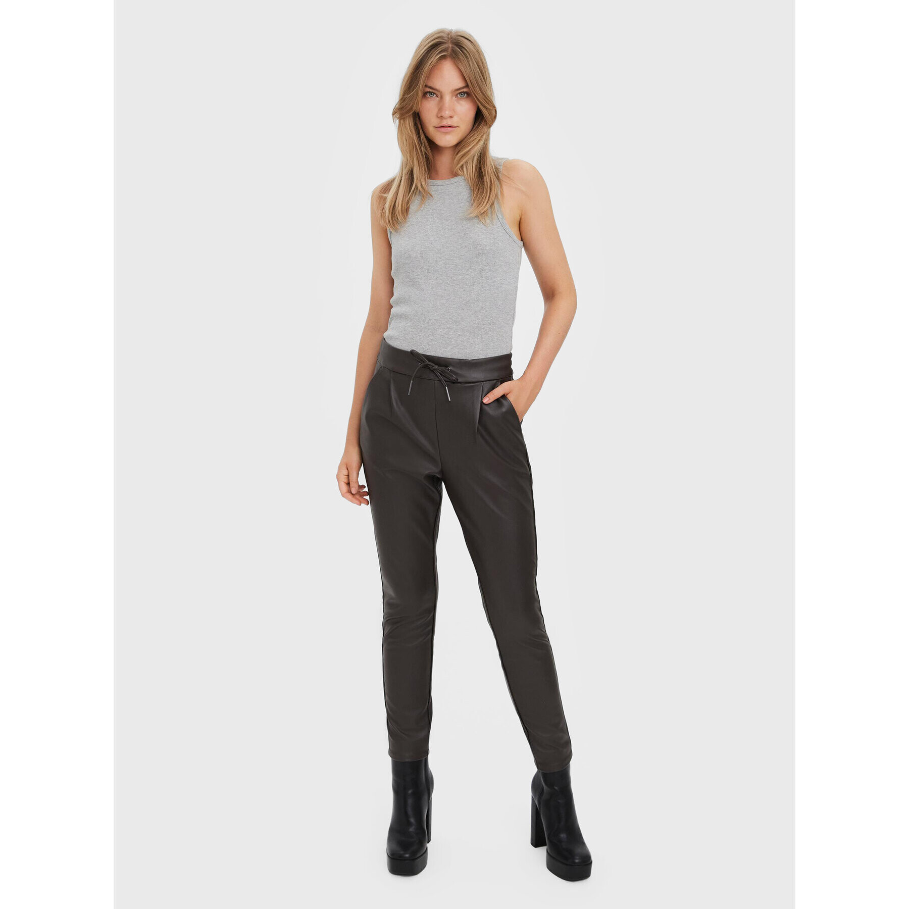 Vero Moda Hlače iz umetnega usnja Eva 10205737 Rjava Relaxed Fit - Pepit.si