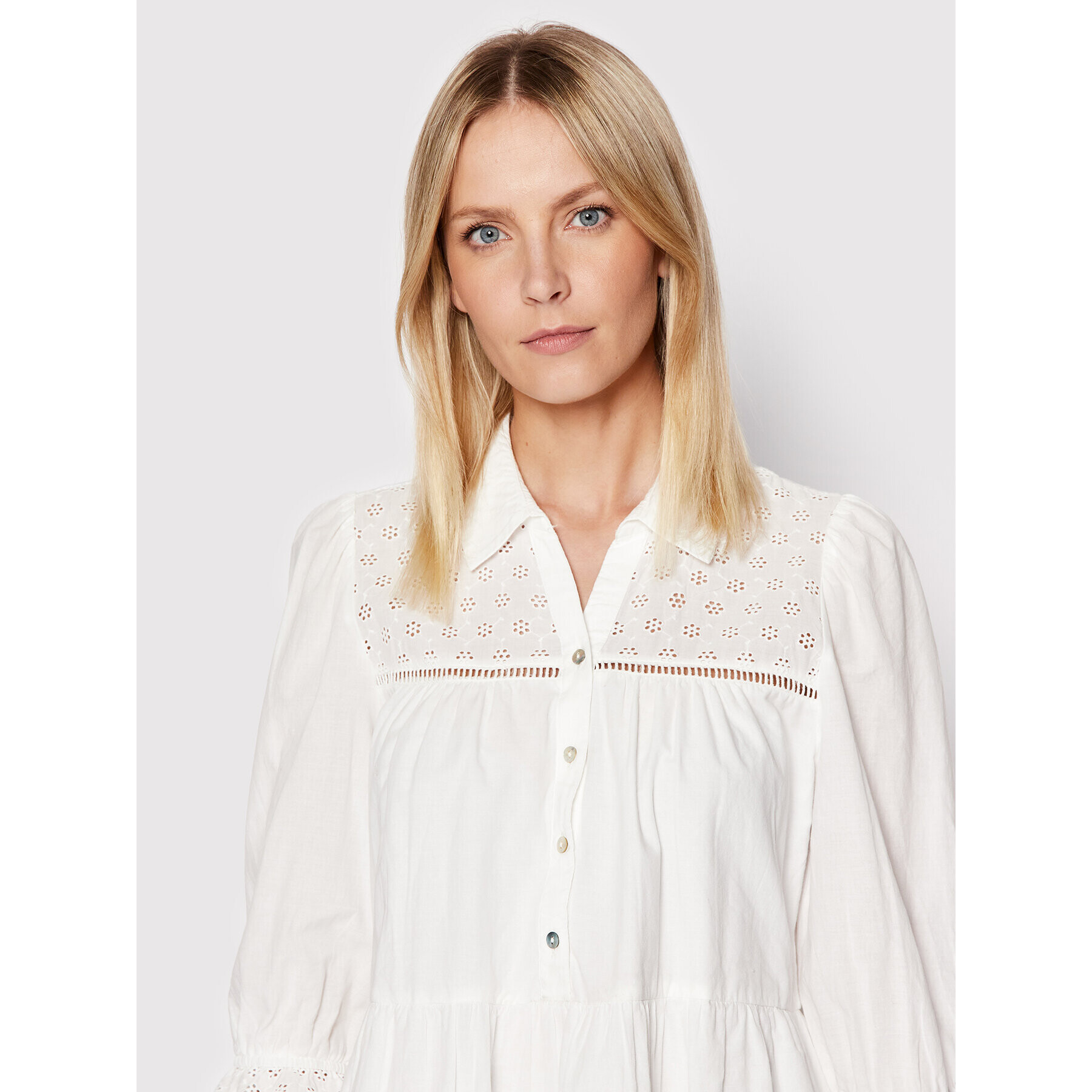 Vero Moda Srajčna obleka Amina 10263672 Bela Relaxed Fit - Pepit.si