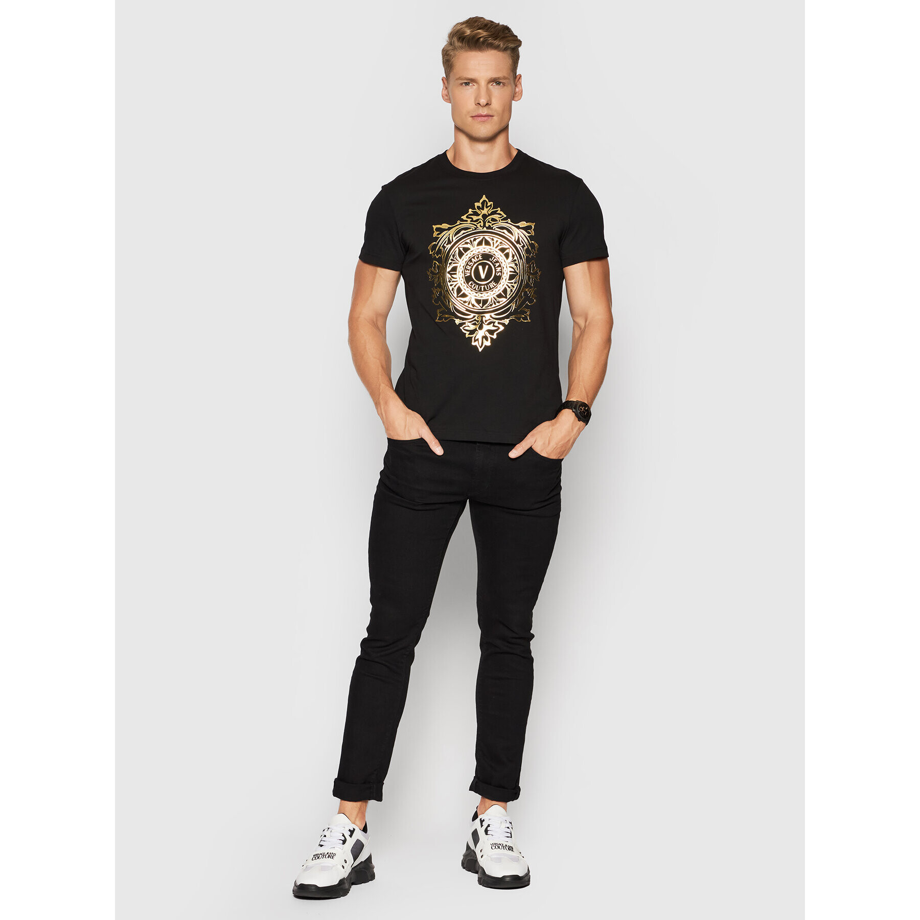 Versace Jeans Couture Majica Vemblem Leaf 71GAHF05 Črna Regular Fit - Pepit.si