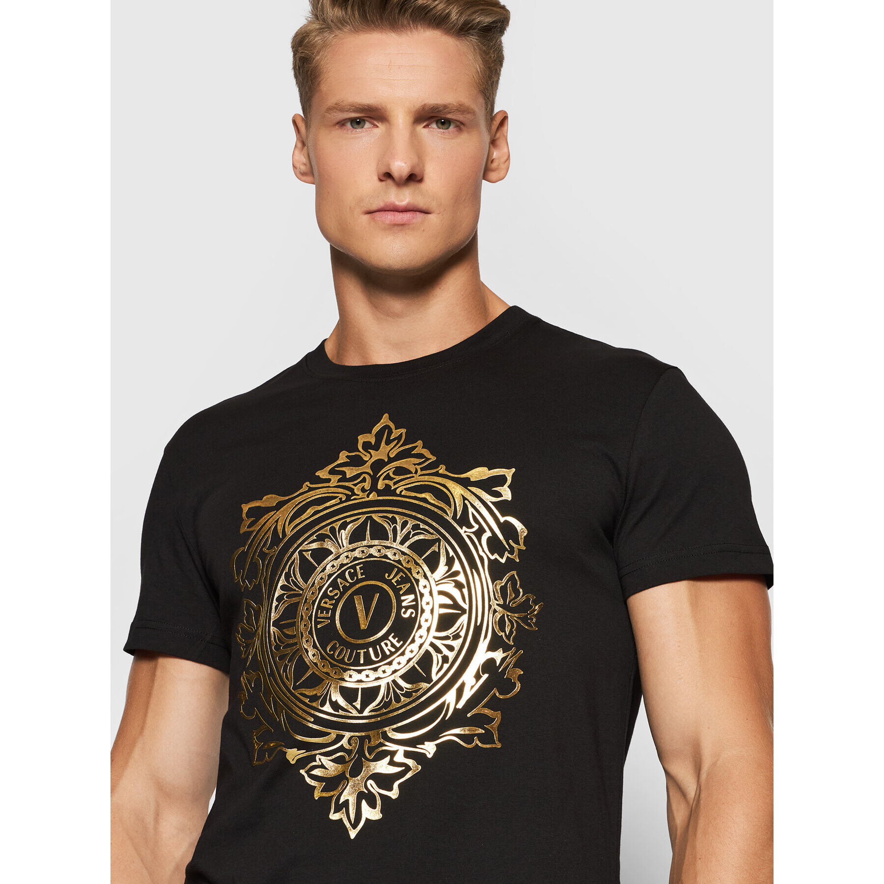 Versace Jeans Couture Majica Vemblem Leaf 71GAHF05 Črna Regular Fit - Pepit.si