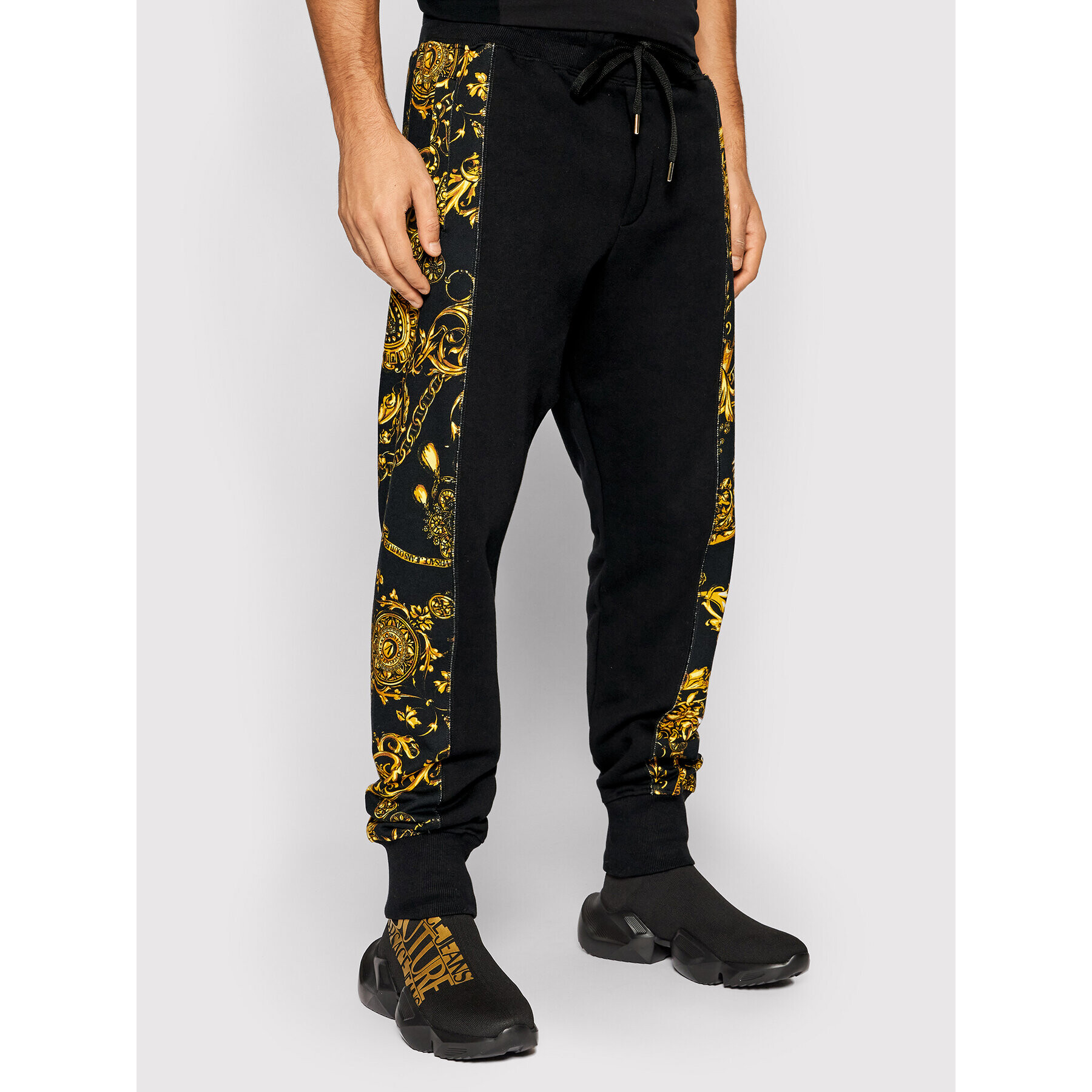 Versace Jeans Couture Spodnji del trenirke Contr Print Bjoux Baroque 71GAA3C0 Črna Regular Fit - Pepit.si