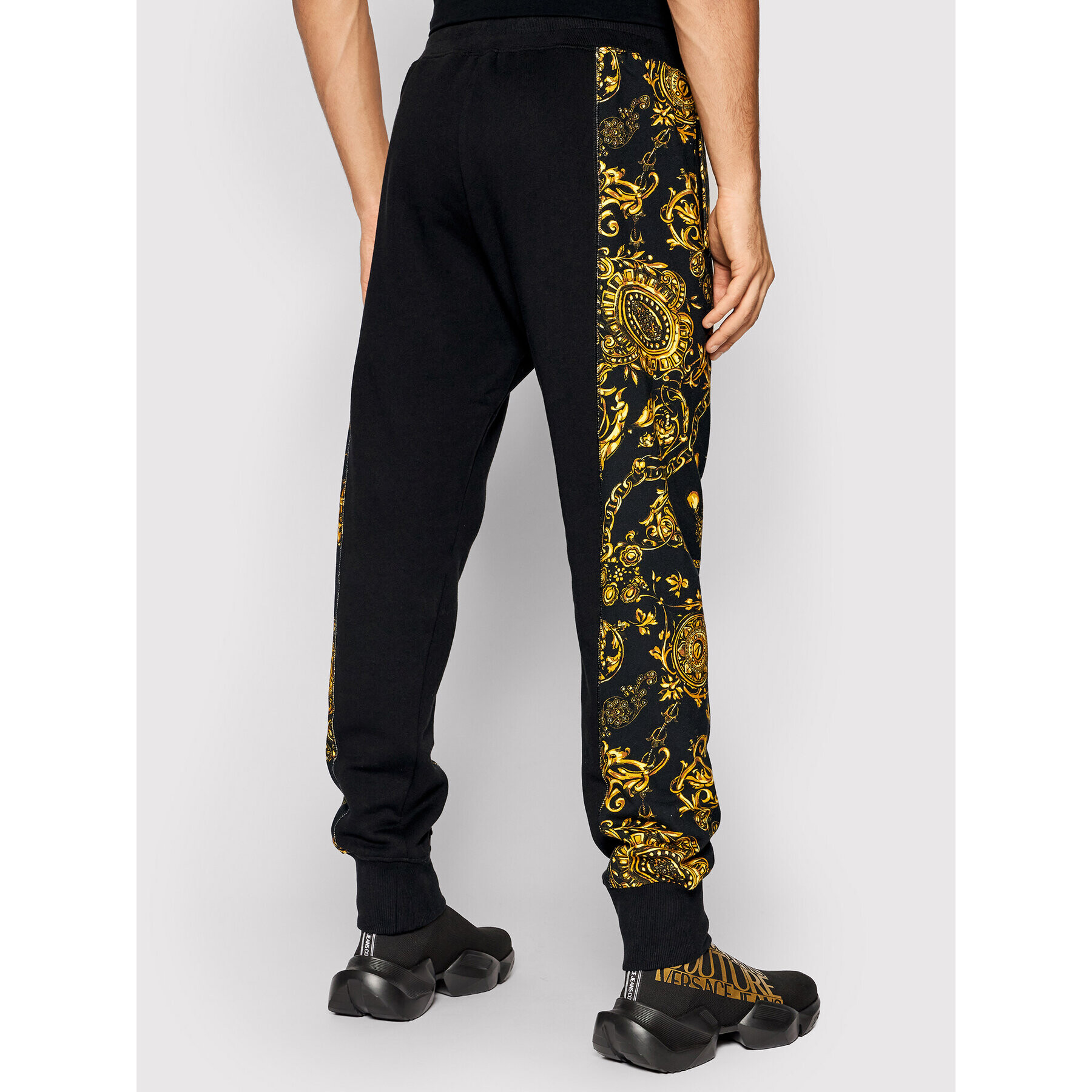 Versace Jeans Couture Spodnji del trenirke Contr Print Bjoux Baroque 71GAA3C0 Črna Regular Fit - Pepit.si