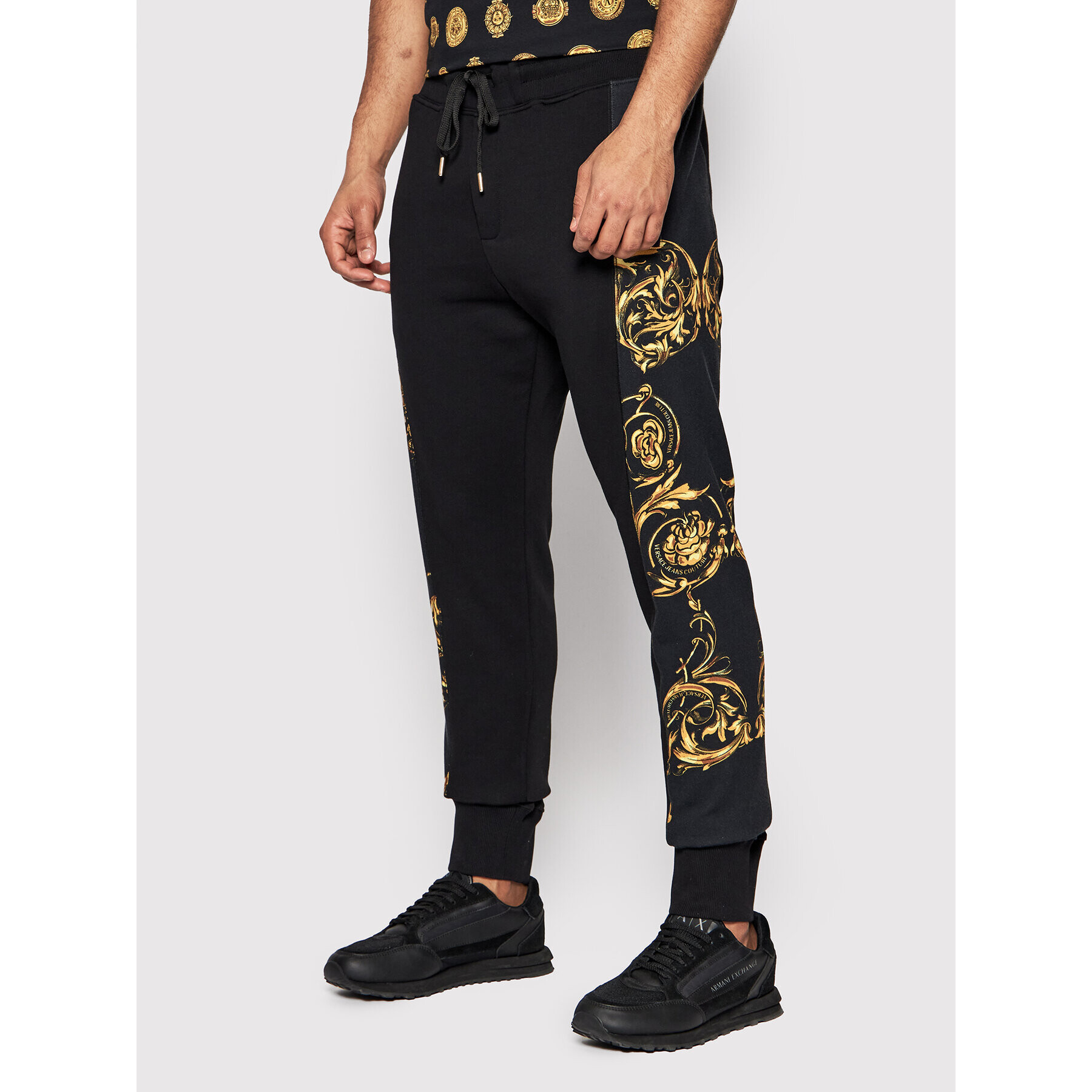 Versace Jeans Couture Spodnji del trenirke Contr Print Garland 72GAA3C9 Črna Regular Fit - Pepit.si