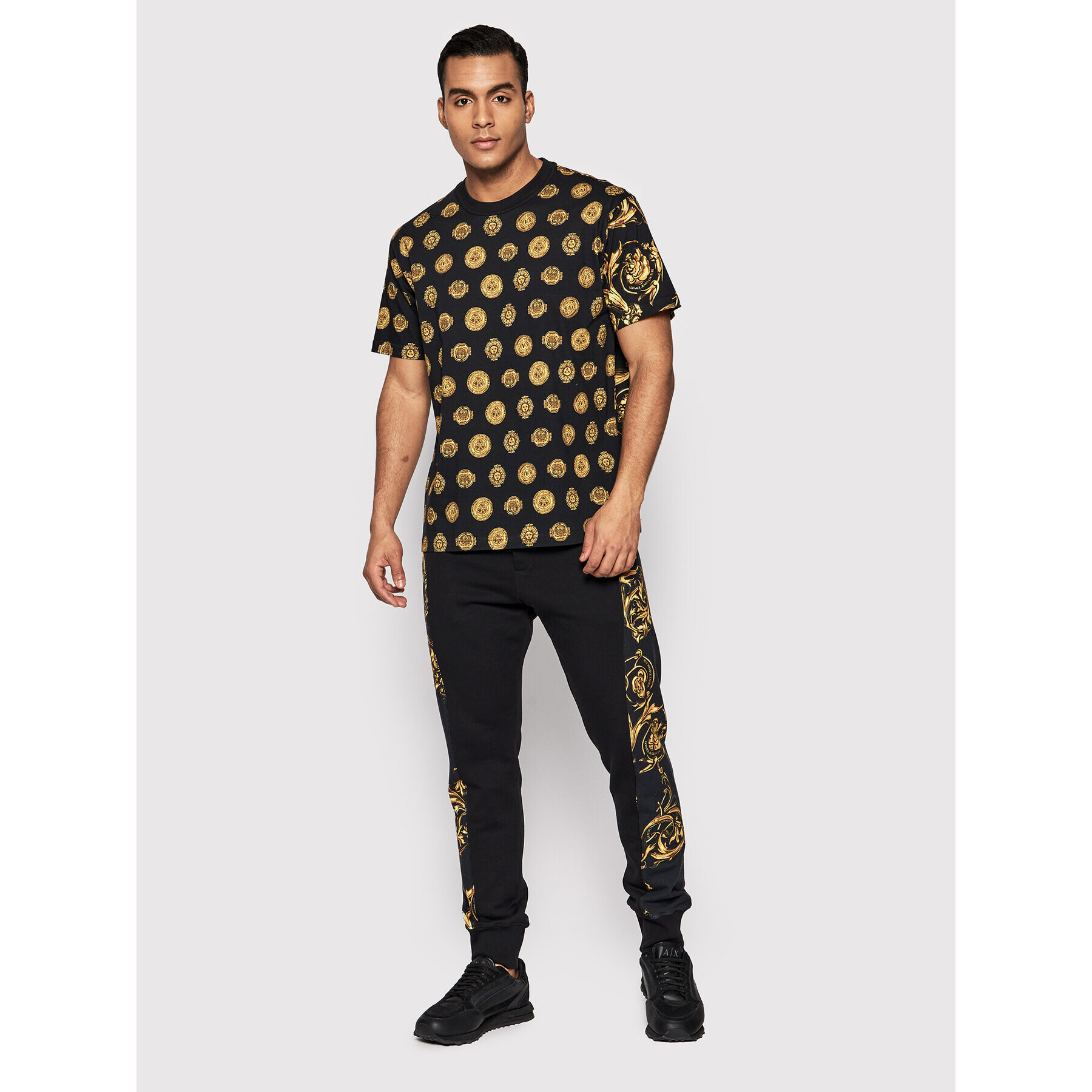 Versace Jeans Couture Spodnji del trenirke Contr Print Garland 72GAA3C9 Črna Regular Fit - Pepit.si