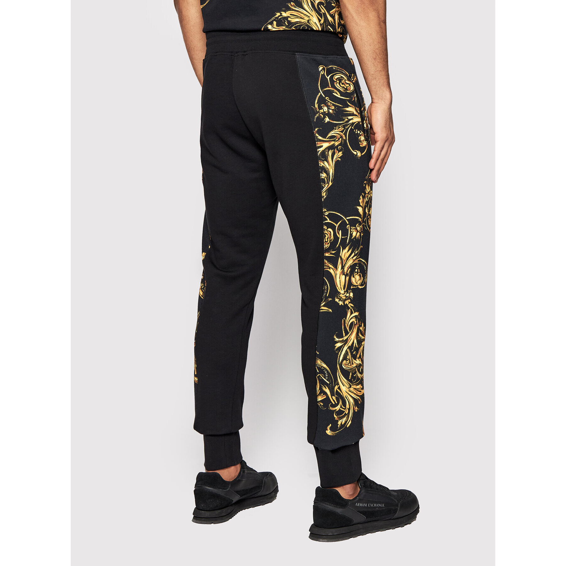 Versace Jeans Couture Spodnji del trenirke Contr Print Garland 72GAA3C9 Črna Regular Fit - Pepit.si