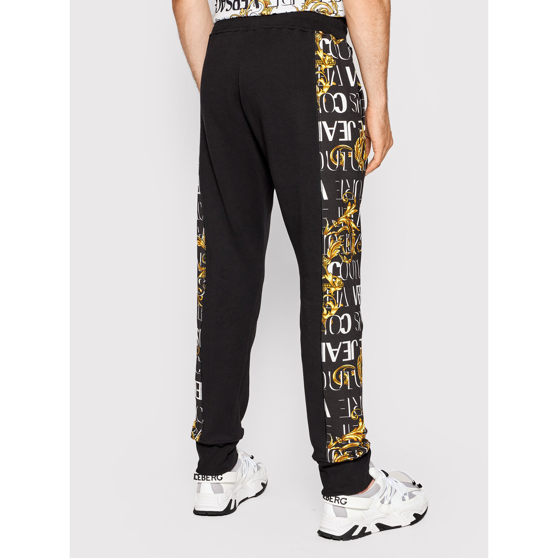 Versace Jeans Couture Spodnji del trenirke Logo Baroque 73GAA3C0 Črna Regular Fit - Pepit.si