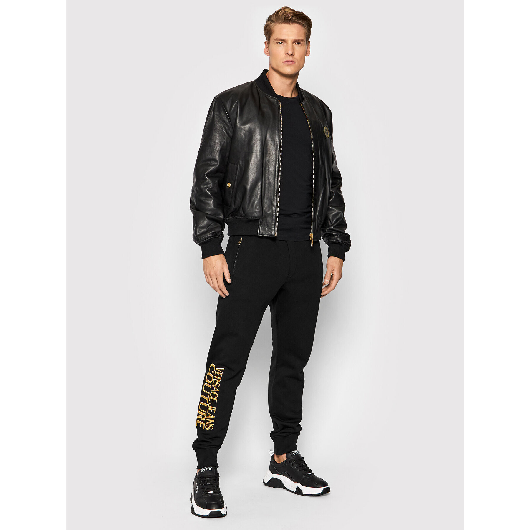 Versace Jeans Couture Spodnji del trenirke Logo Embro 71GAAT01 Črna Regular Fit - Pepit.si