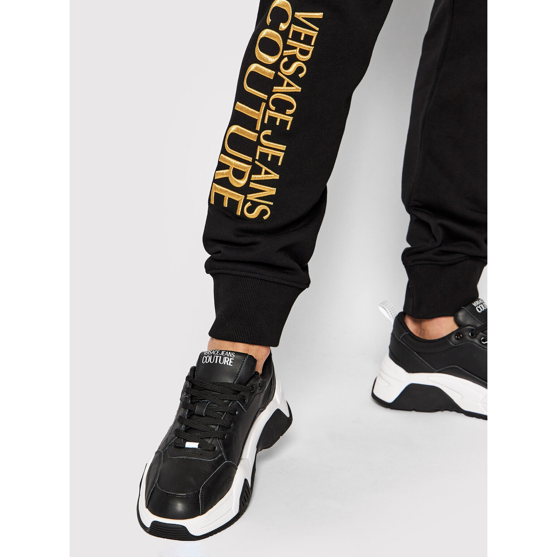 Versace Jeans Couture Spodnji del trenirke Logo Embro 71GAAT01 Črna Regular Fit - Pepit.si