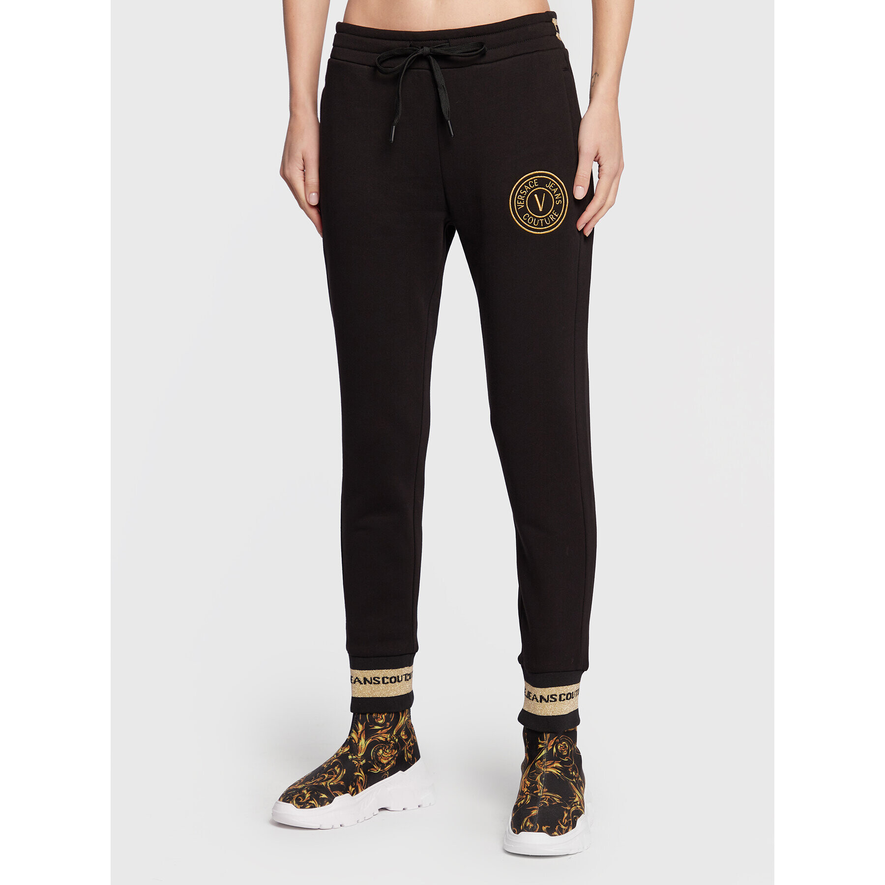 Versace Jeans Couture Spodnji del trenirke V-Emblem 73HAAT07 Črna Slim Fit - Pepit.si