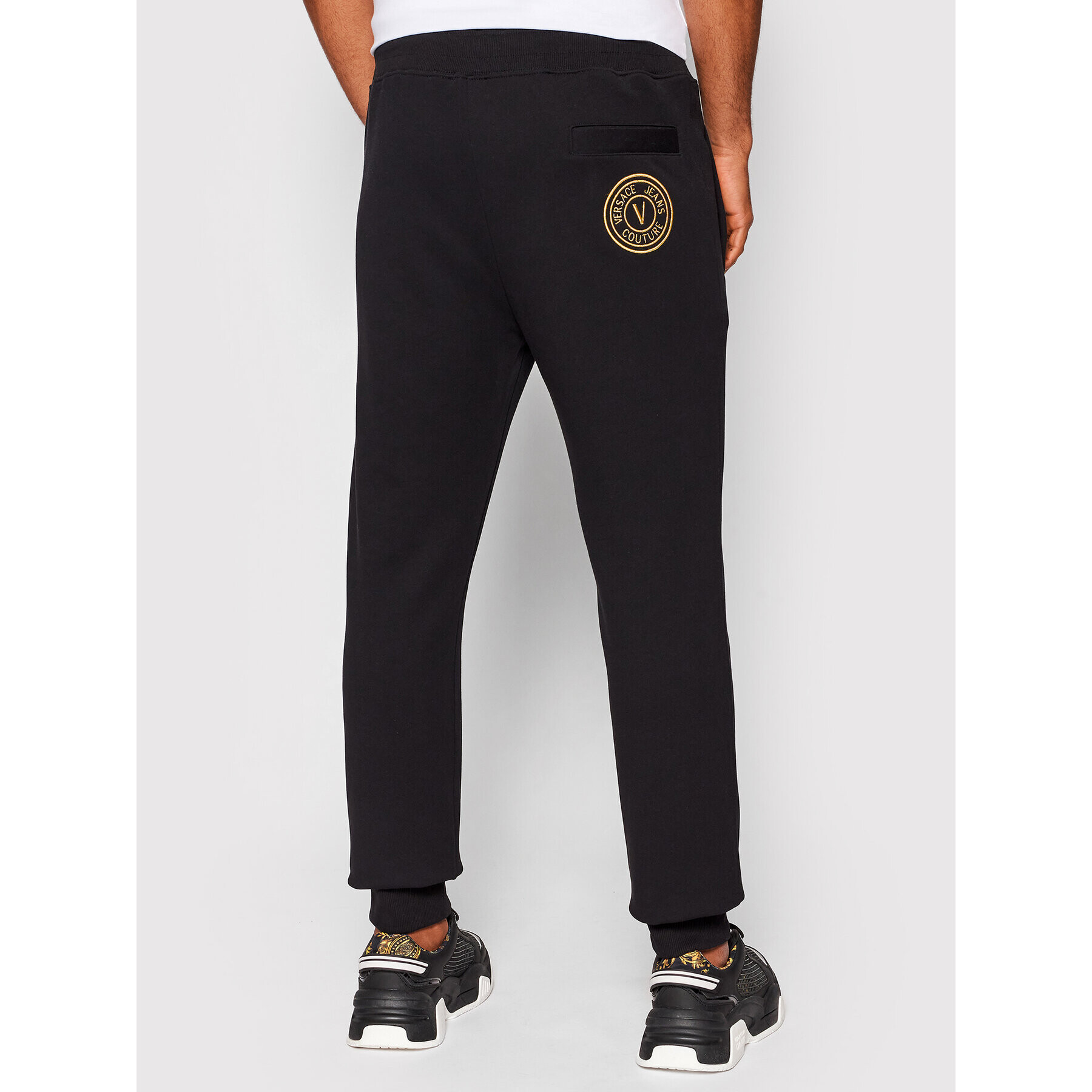 Versace Jeans Couture Spodnji del trenirke Vemblem Embro 72GAAT04 Črna Regular Fit - Pepit.si