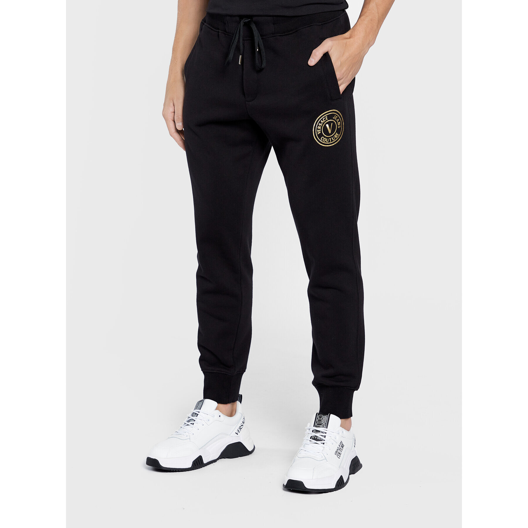 Versace Jeans Couture Spodnji del trenirke Vemblem S Foil 73GAAT06 Črna Regular Fit - Pepit.si