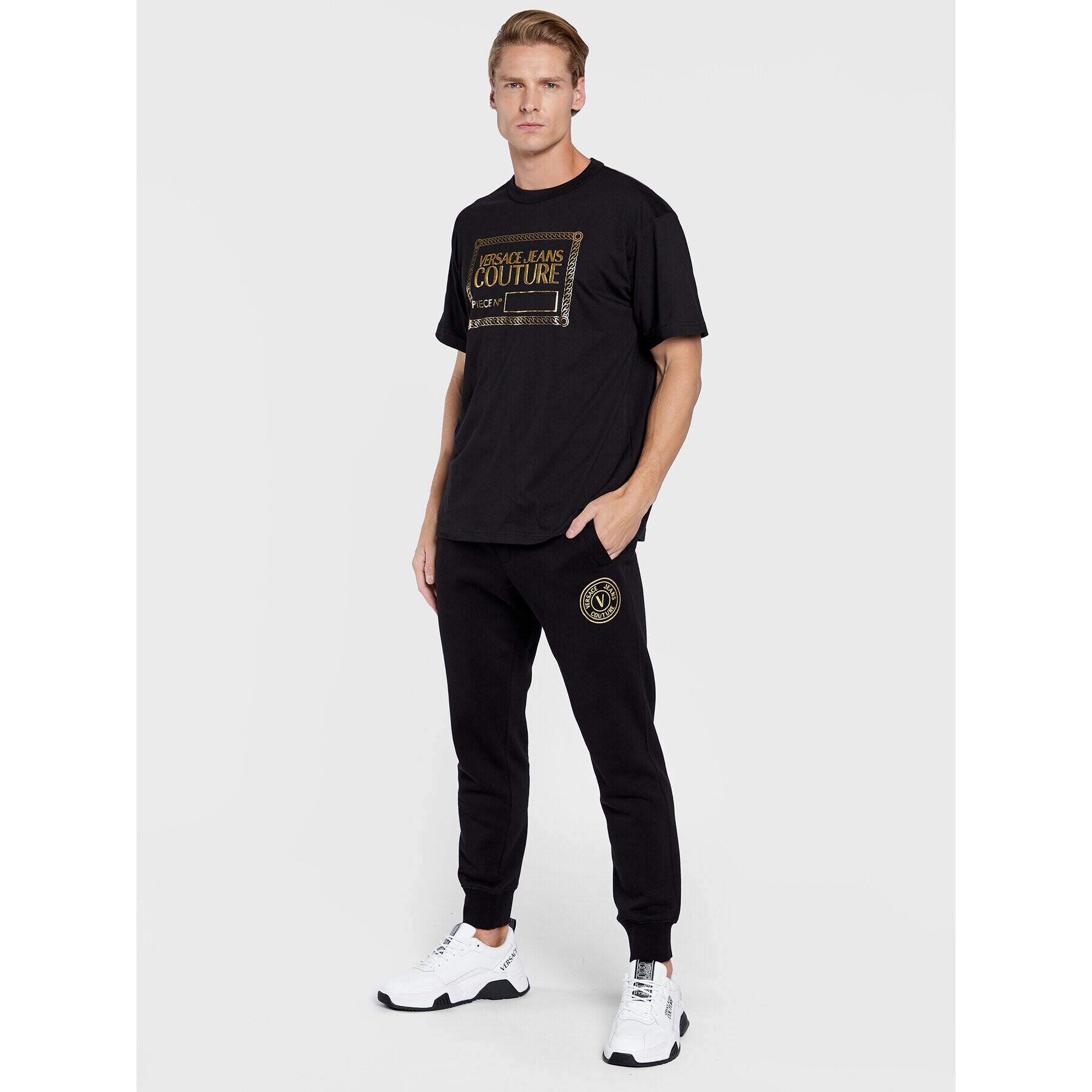 Versace Jeans Couture Spodnji del trenirke Vemblem S Foil 73GAAT06 Črna Regular Fit - Pepit.si