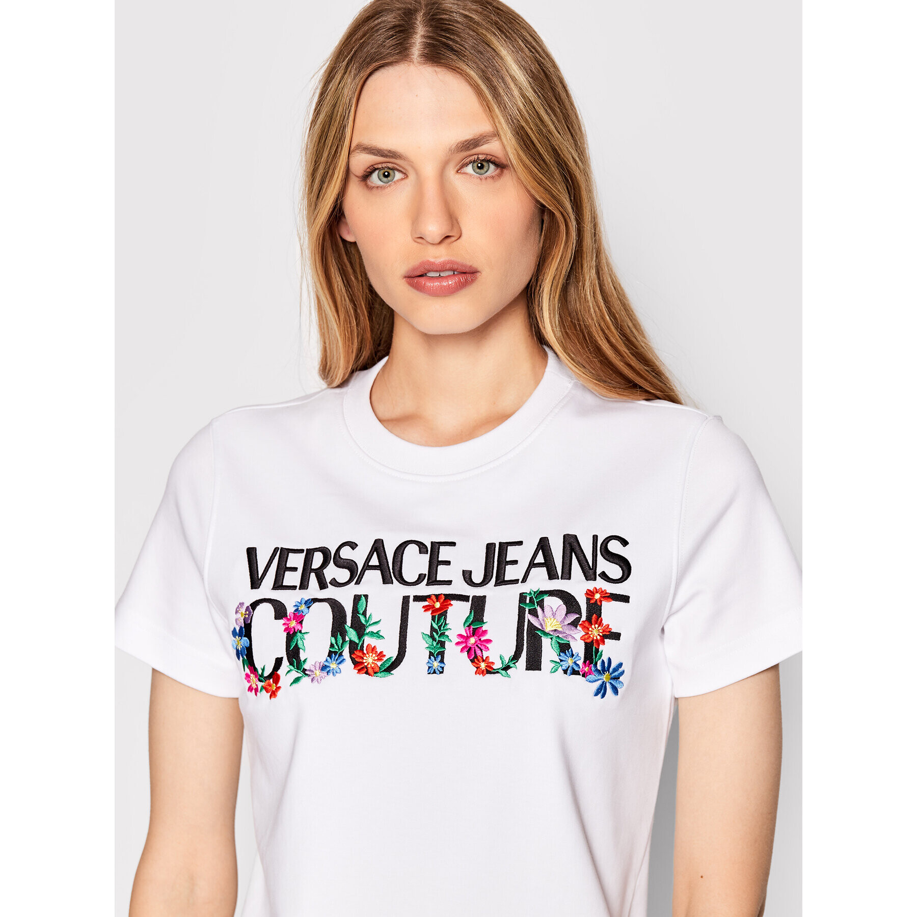 Versace Jeans Couture Vsakodnevna obleka Logo Flower 72HAOT11 Bela Regular Fit - Pepit.si