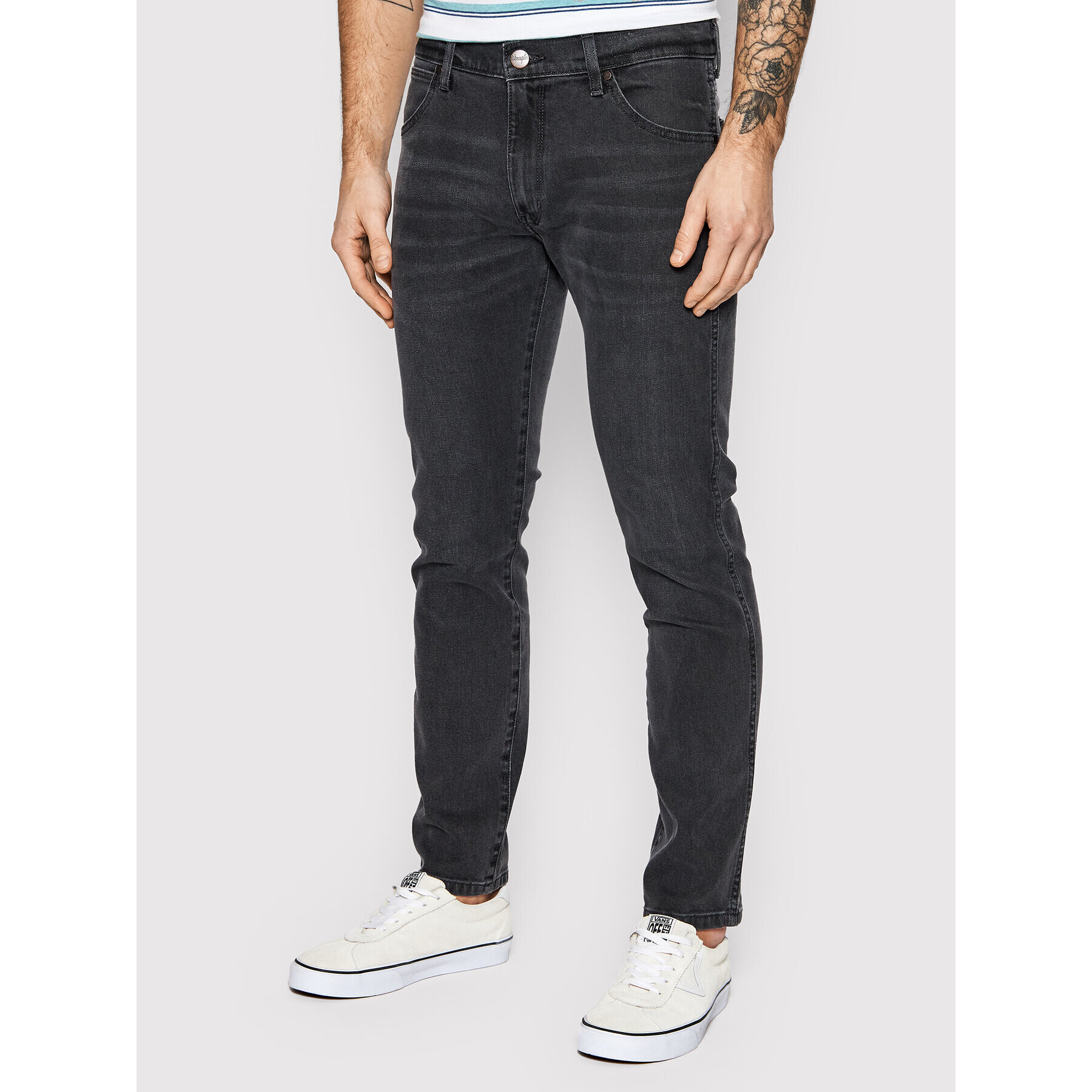 Wrangler Jeans hlače Larston 812 W18S3038Z Črna Slim Fit - Pepit.si