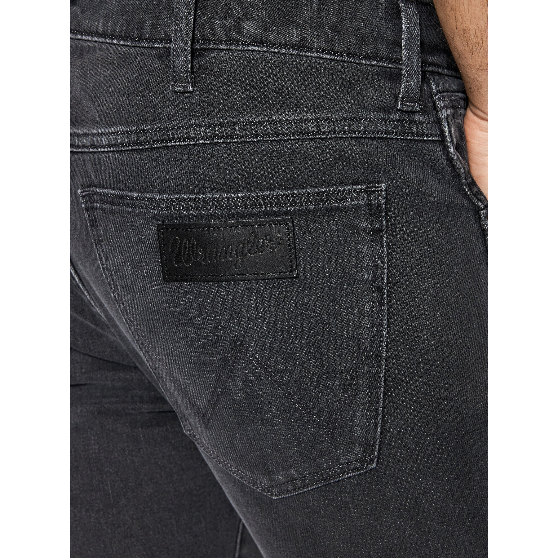 Wrangler Jeans hlače Larston 812 W18S3038Z Črna Slim Fit - Pepit.si